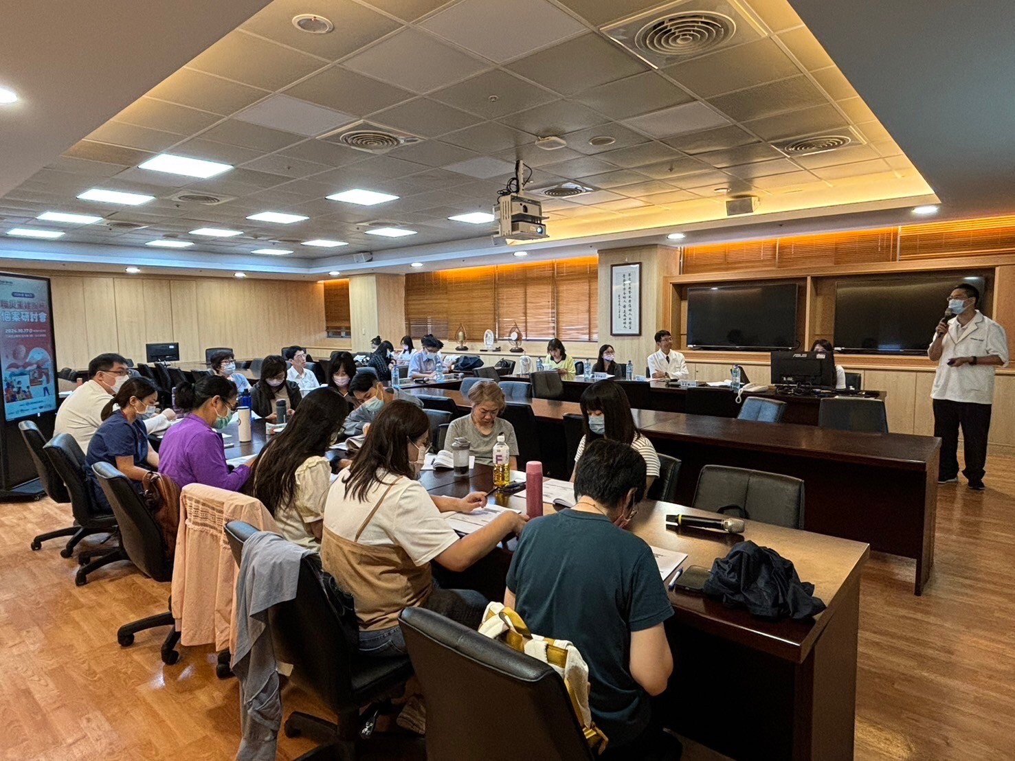 花蓮慈院復健醫學部復健技術科副組長洪嘉駿說明病人生理強化歷程,及強調居服員協助病人的轉移位操作方法、輔具的應用。