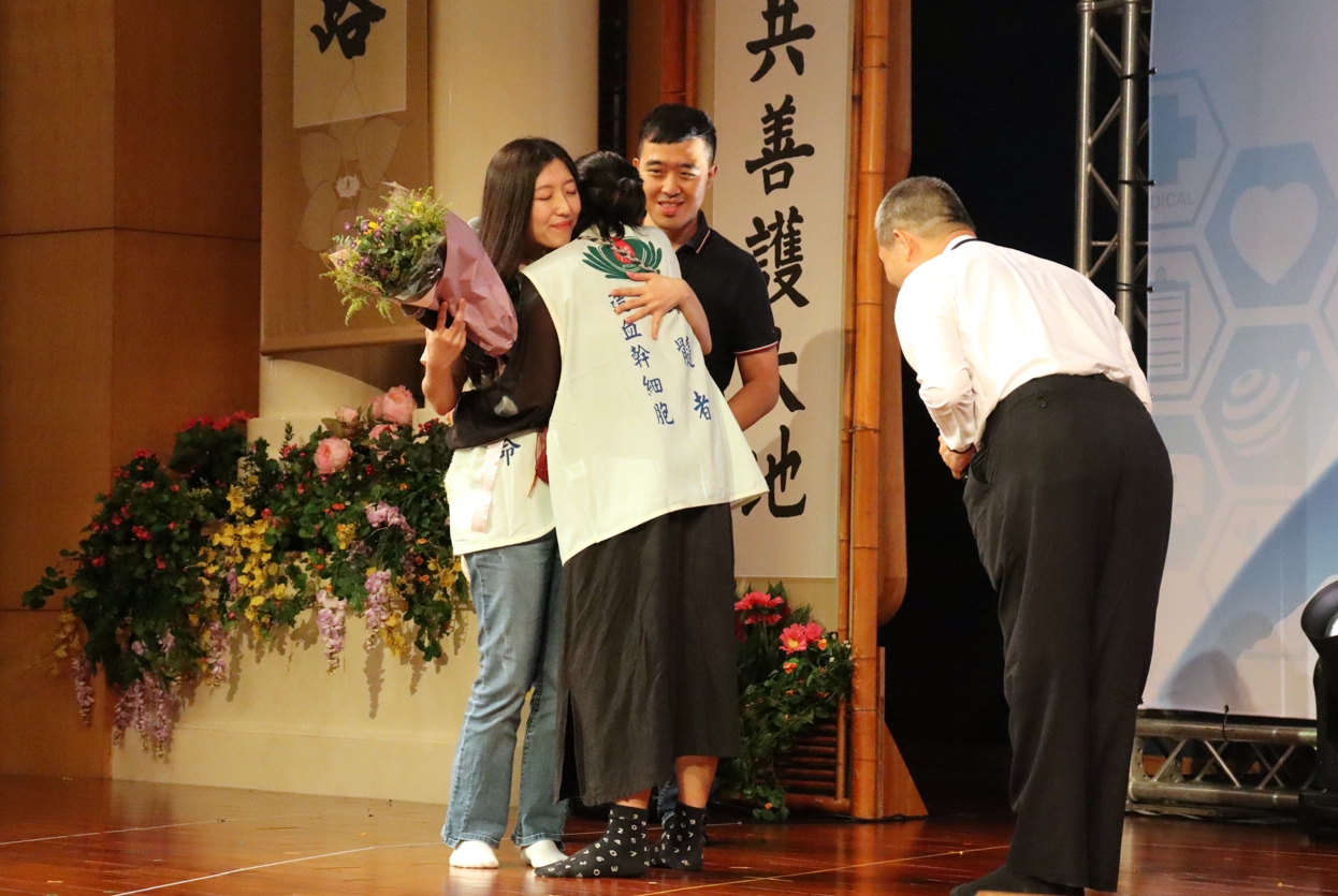 來自苗栗的造血幹細胞捐贈者羅翊僑(左)擁抱受贈者,彷彿多了一位妹妹如一家人親切。