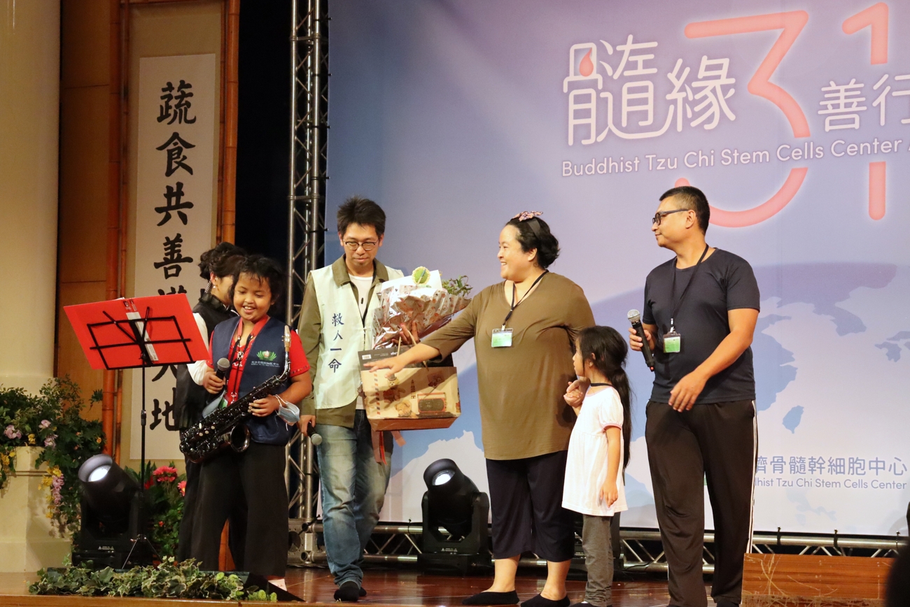 造血幹細胞受贈者(左一)「小慈」成功移植後,學習最喜歡的薩克斯風,為捐贈者吹奏感恩的樂章。