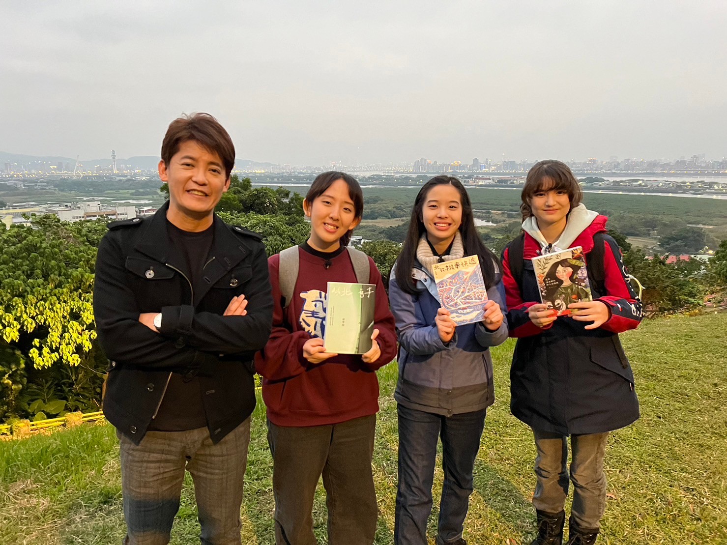 作家謝哲青s在「青春愛讀書」節目中,帶領高中生走讀北投