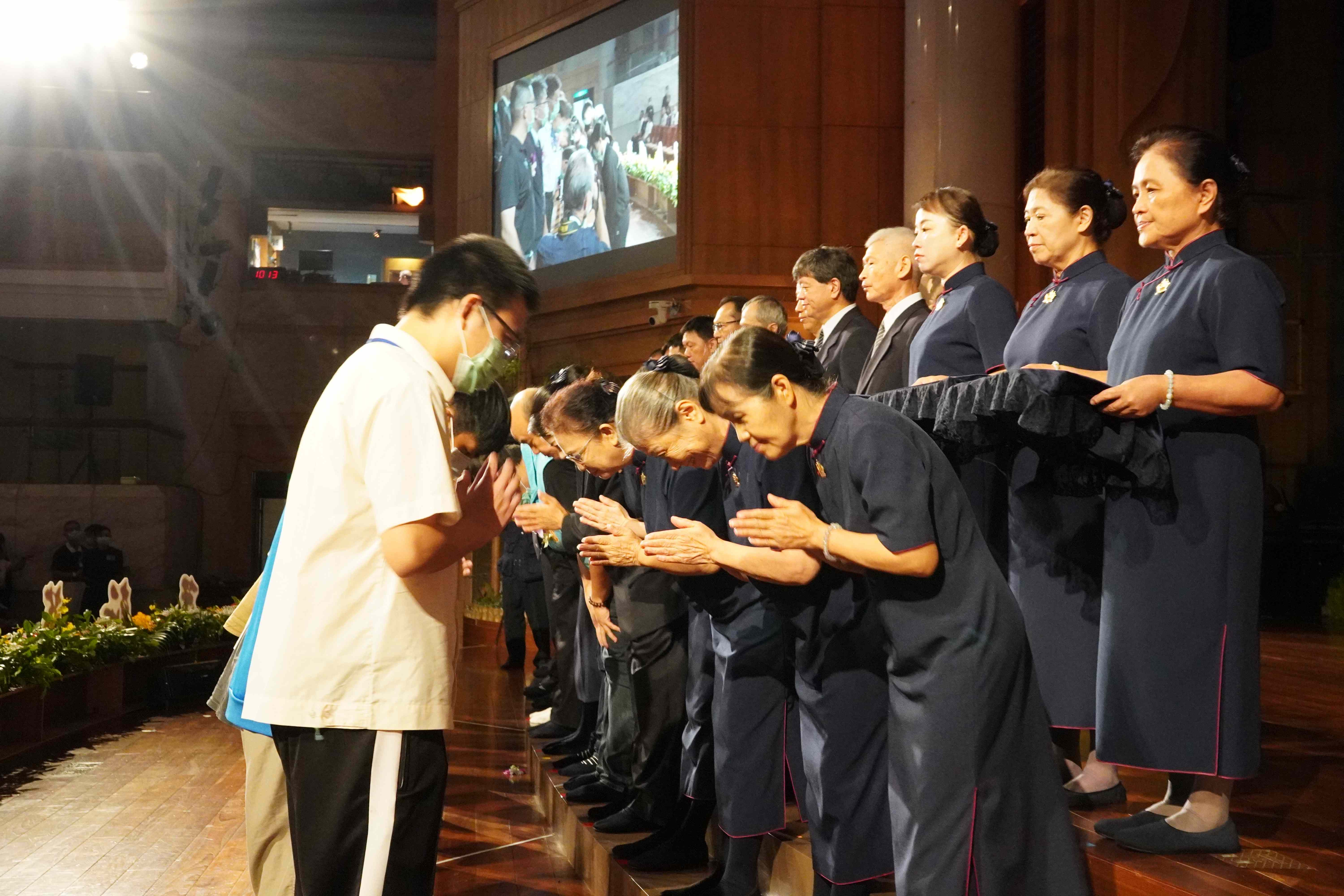 2024年首場慈濟新芽獎學金頒獎典禮於10月19日在花蓮靜思堂舉行,花蓮各機關首長、各校校長與師長出席祝福。(圖為慈濟基金會提供)