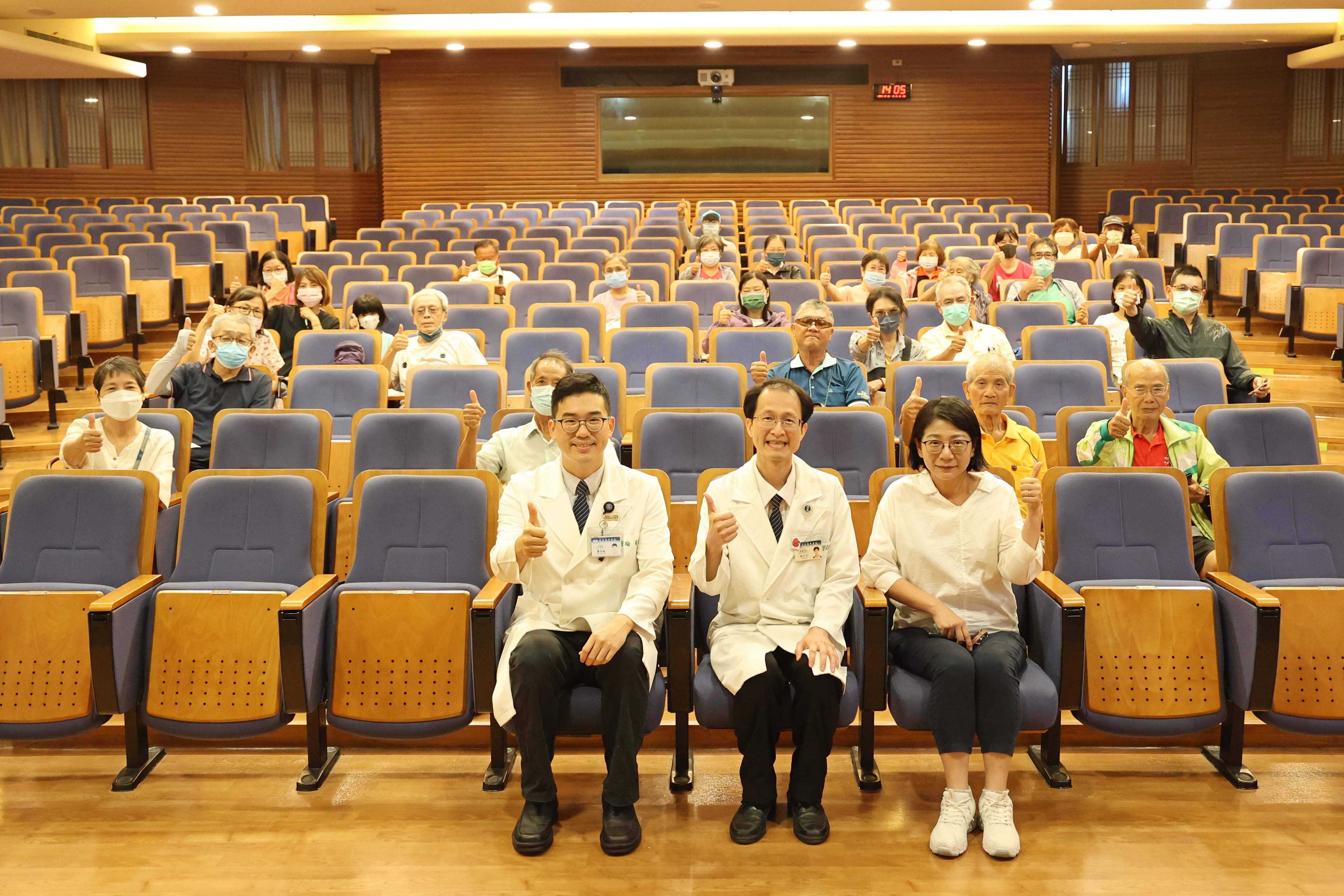 花蓮慈濟醫院於10月19日下午舉辦「慈醫365.健康又幸福」系列講座「腎臟愛注意–中西醫合療『腎』利人生」,由慢性腎臟病防治中心主任林于立、中醫教育中心副主任龔彥綸,分享護腎十五招,以及中醫養腎秘訣。