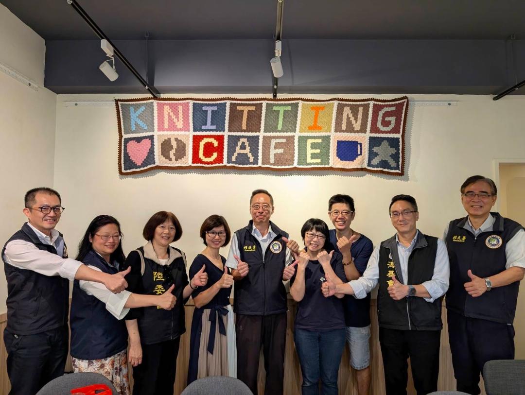 移民署中區事務大隊代理大隊長徐靜儒(中)、偕同移民事務組專門委員李明芳(左2)、陸委會參事楚恆惠(左3)、海基會科長陳穎慶(右2)、臺中市第一服務站主任王驥(右1)、臺中市專勤隊隊長黃玟晸(左1),拜會關懷香港新住民陳紹棠吳穎怡夫妻(右3及4)及陸籍新住民宋瓊英小姐(左4)。