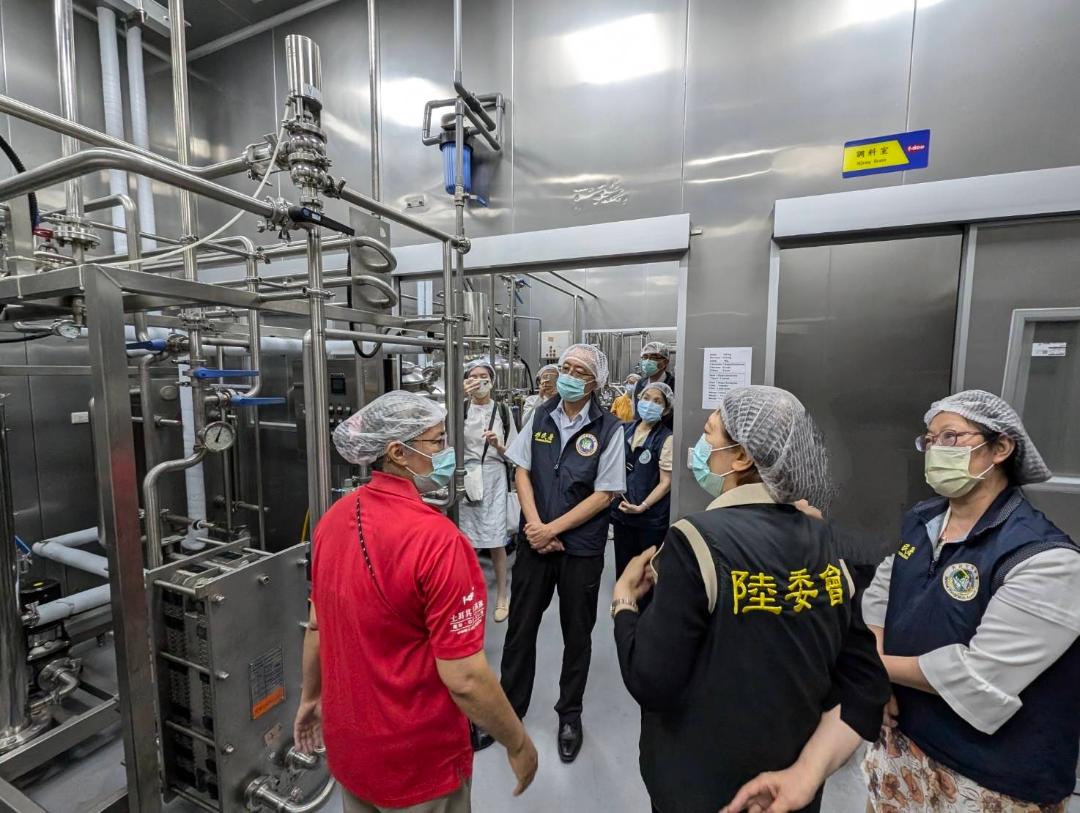 老闆娘馬允琬(左1)仔細地向大家介紹冰淇淋的製程及自動化設備。