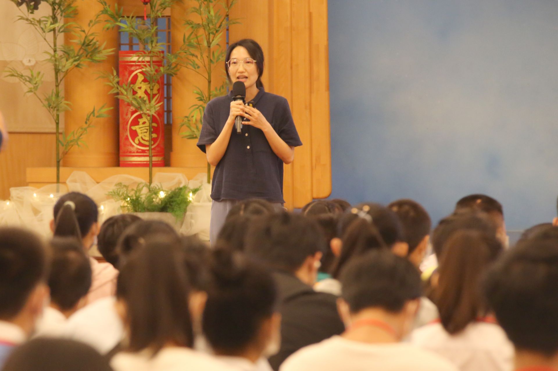 慈獲得新芽獎學金、目前服務於警局擔任偵查佐的侯蕴真,獲邀出席嘉義新芽獎學金頒獎典禮分享。