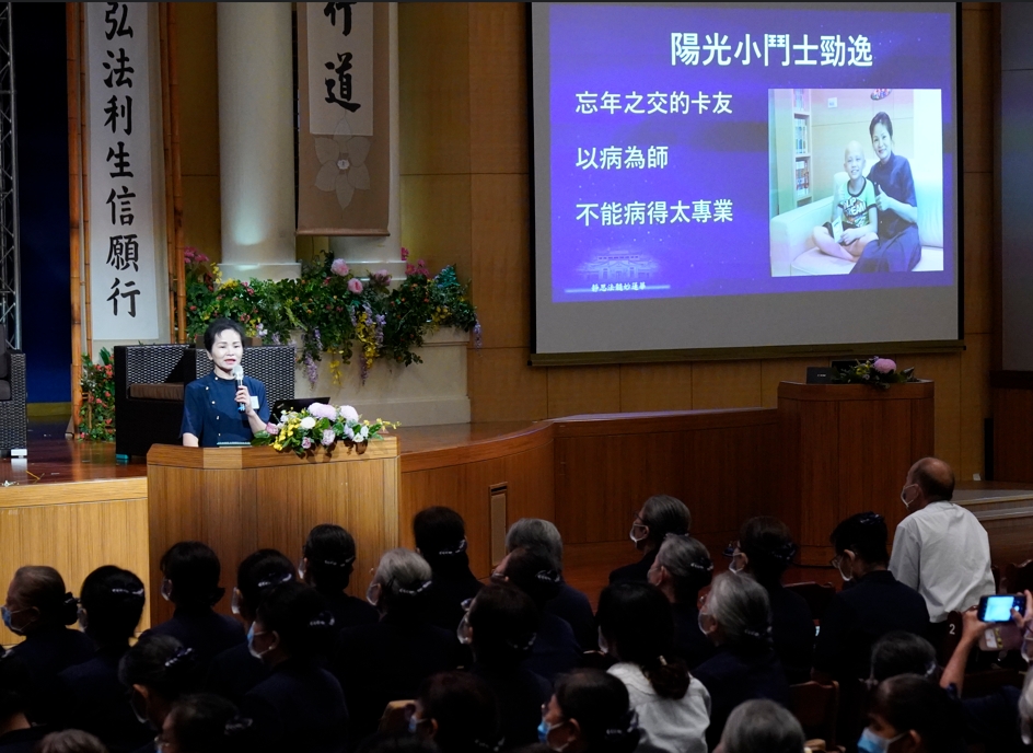 資深關懷小組志工陳瑋瑋分享,「病患是用生命在教育她」。