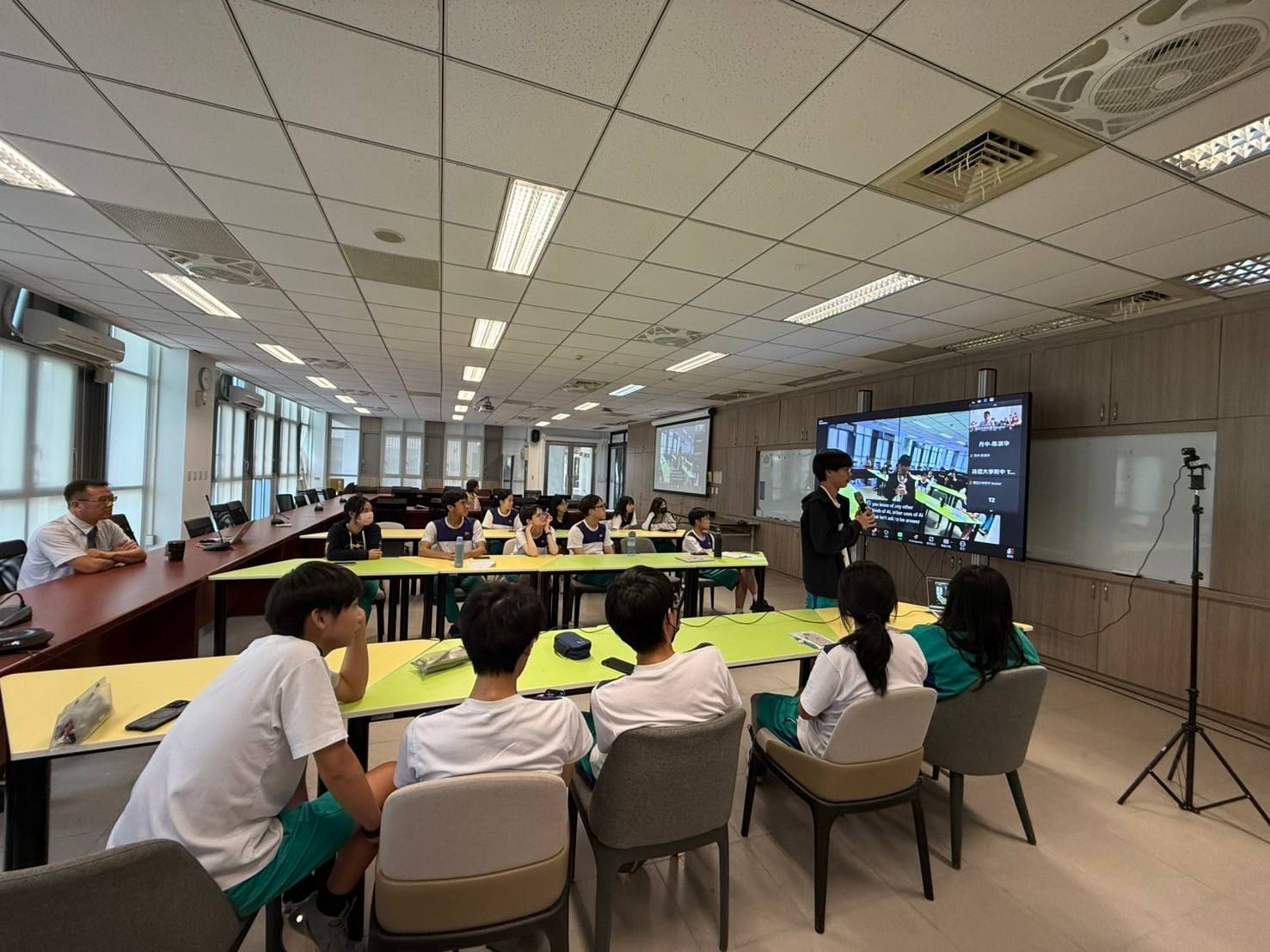 台北陽明高中學生把握機會線上提問。