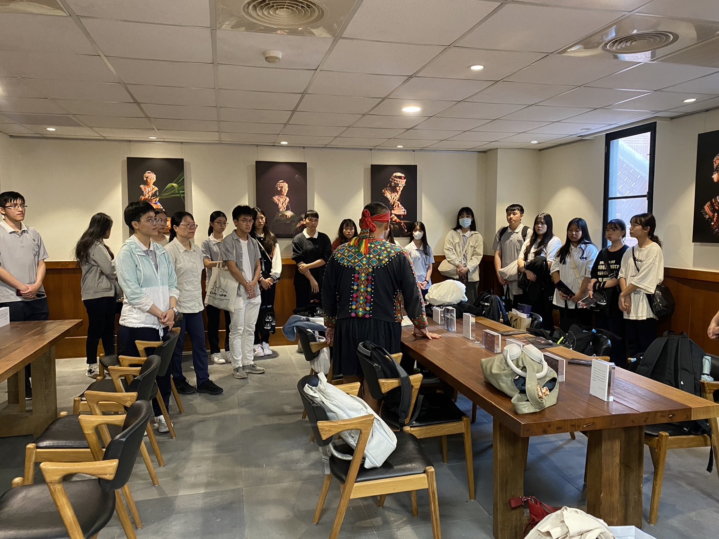參觀展覽中,讓不同族群的師生深入了解布農族的傳統文化與祭典。