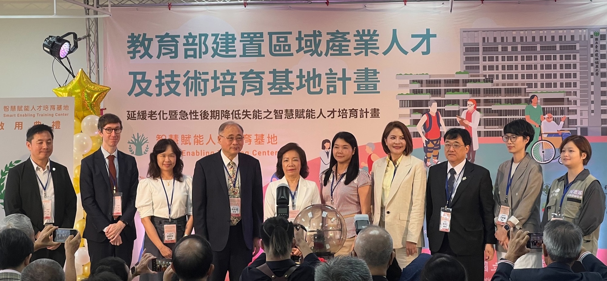 技職司楊玉惠司長、立法院陳菁徽委員與產學代表合影。