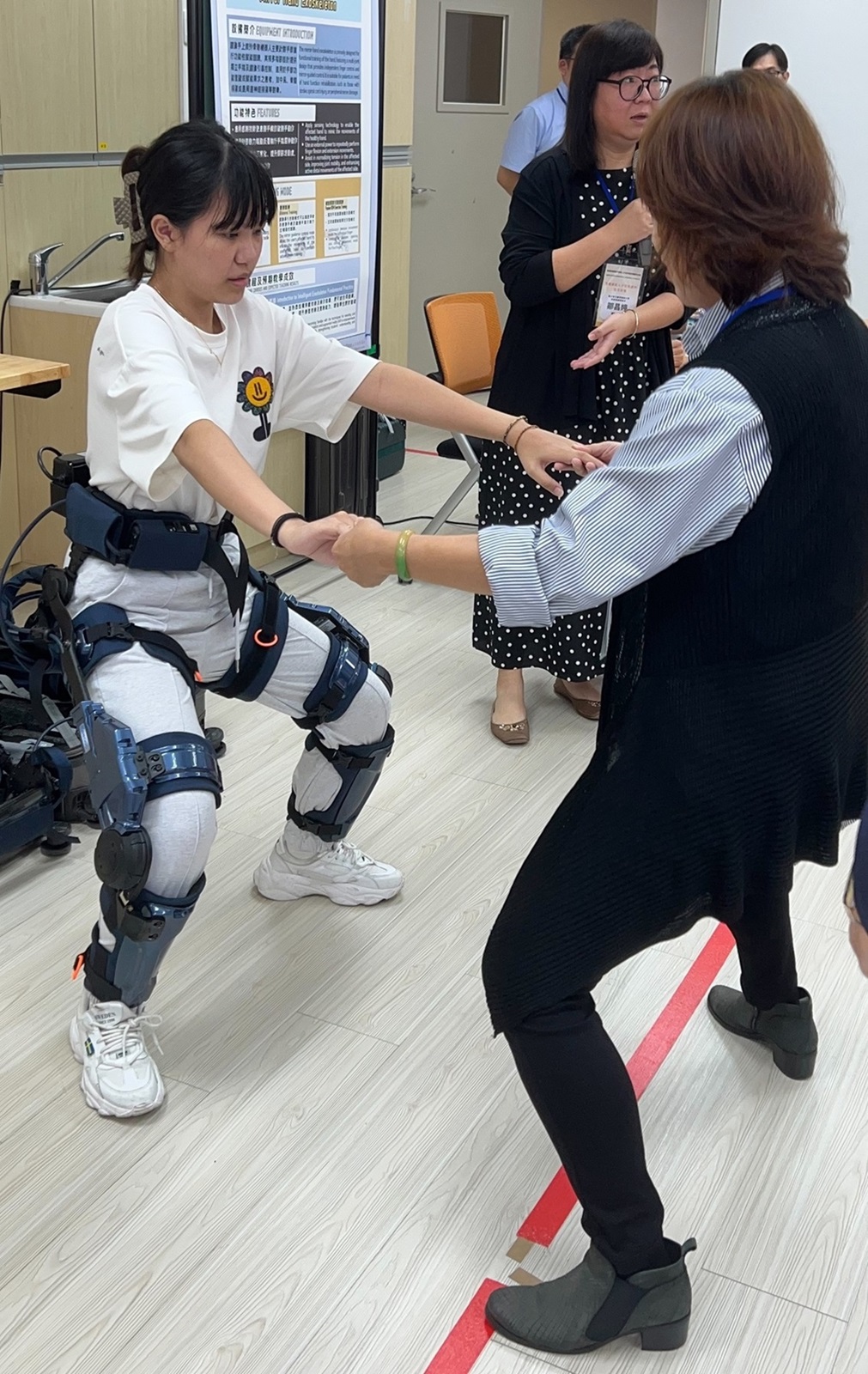 北護實作教學場域-穿戴式外骨骼操作介紹(北護智慧賦能人才培育基地)。