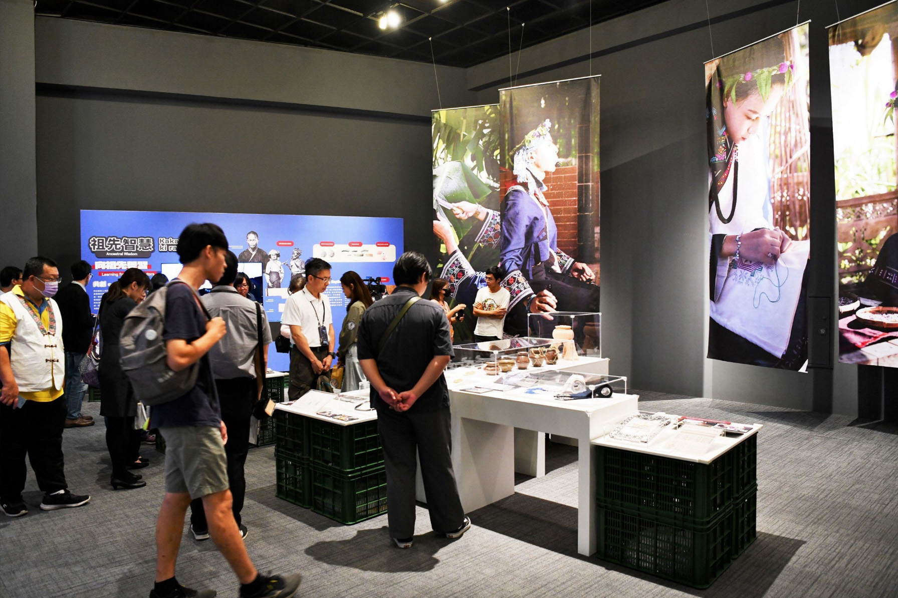 「千年俯瞰400:走向西拉雅族的原住民考古」特展展廳一隅圖片。