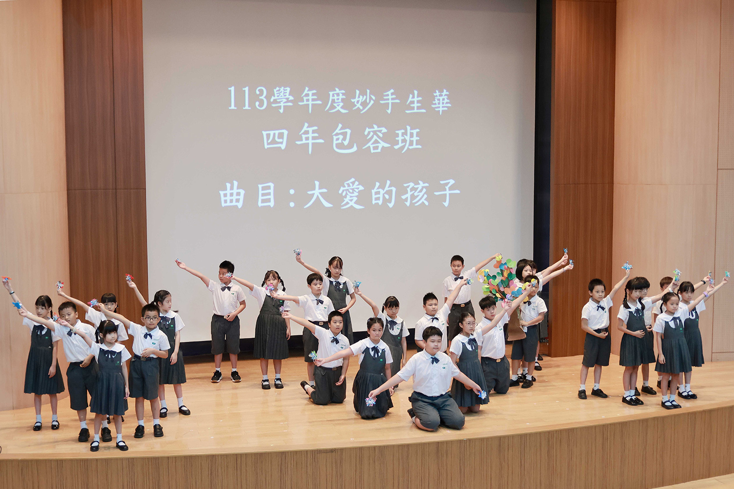 大樹如同父母給予子女的呵護,學生利用隊形展現出大愛柔軟且堅毅的精神。