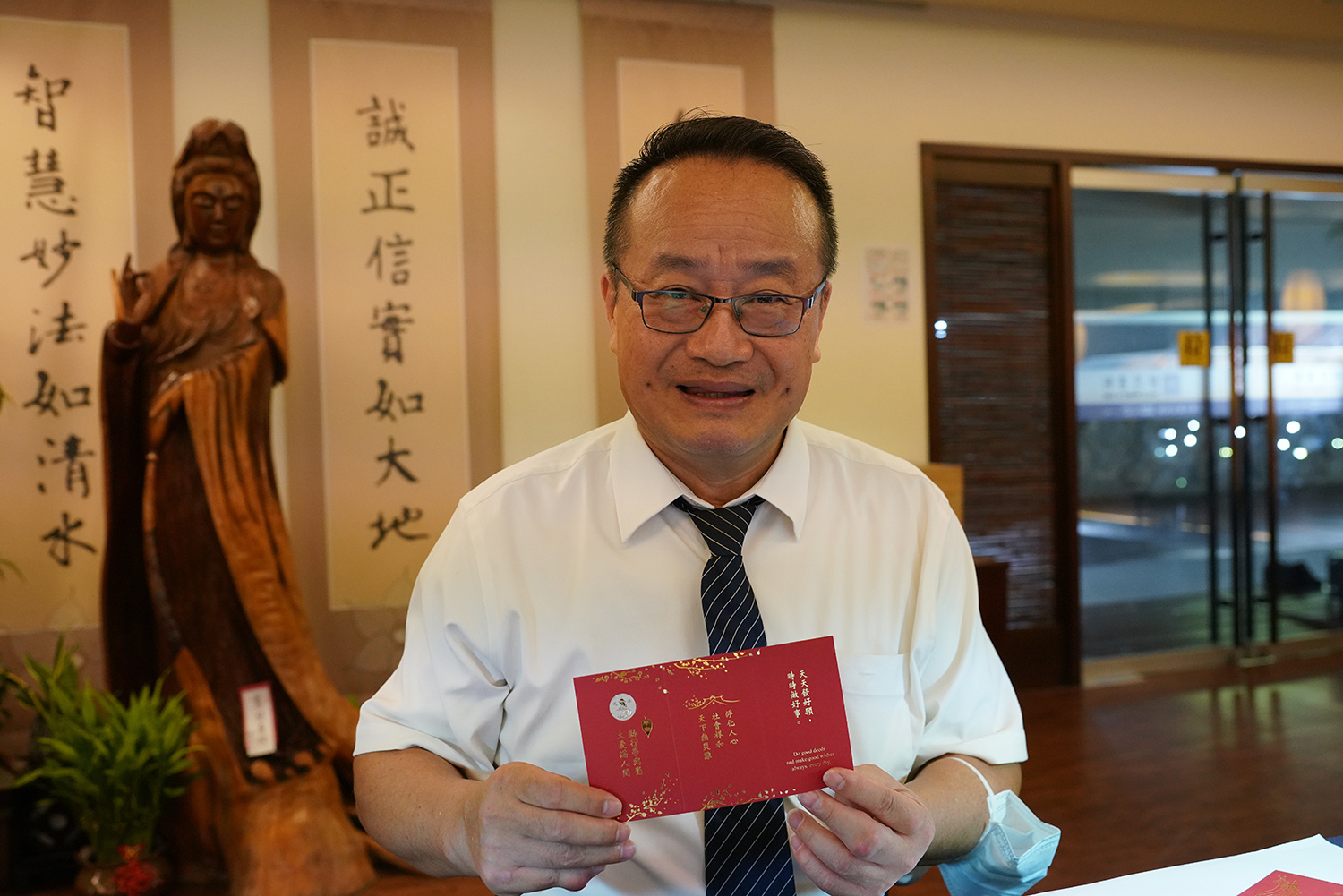 黃志揚副院長也認真製作福慧紅包。