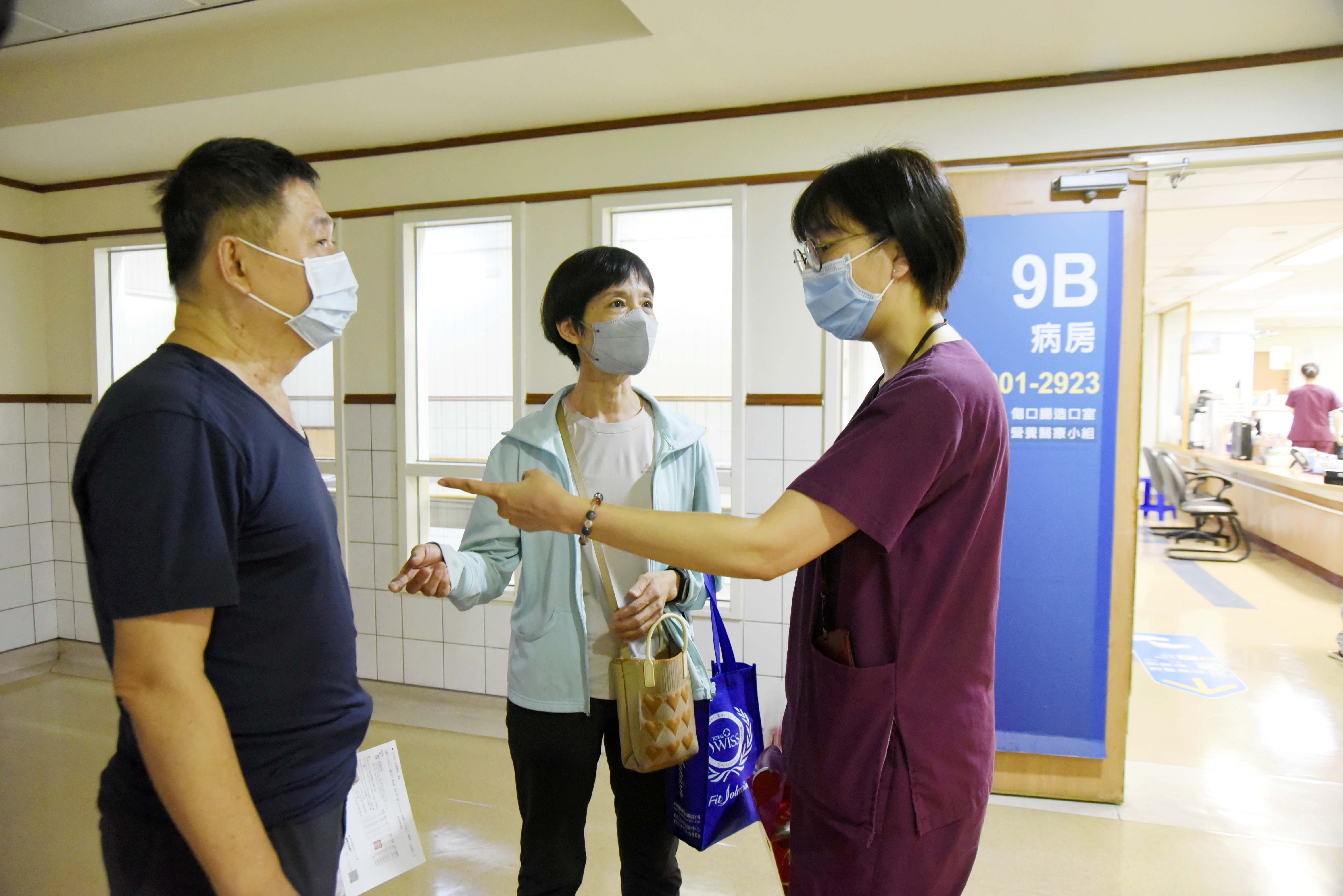 鄭先生與家屬回診後,特地回病房感恩醫療團隊。