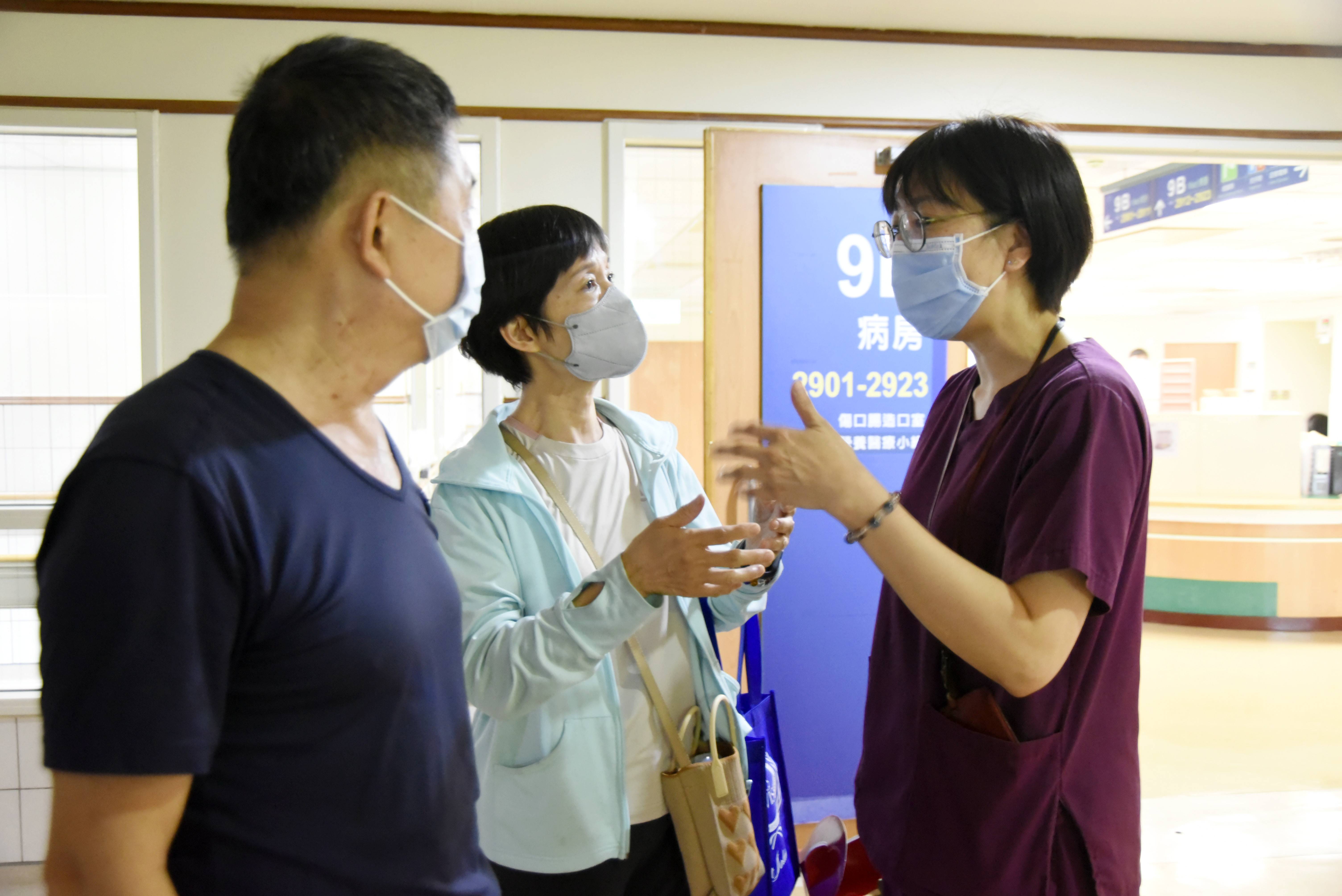 鄭先生與家屬回診後,特地回病房感恩醫療團隊。