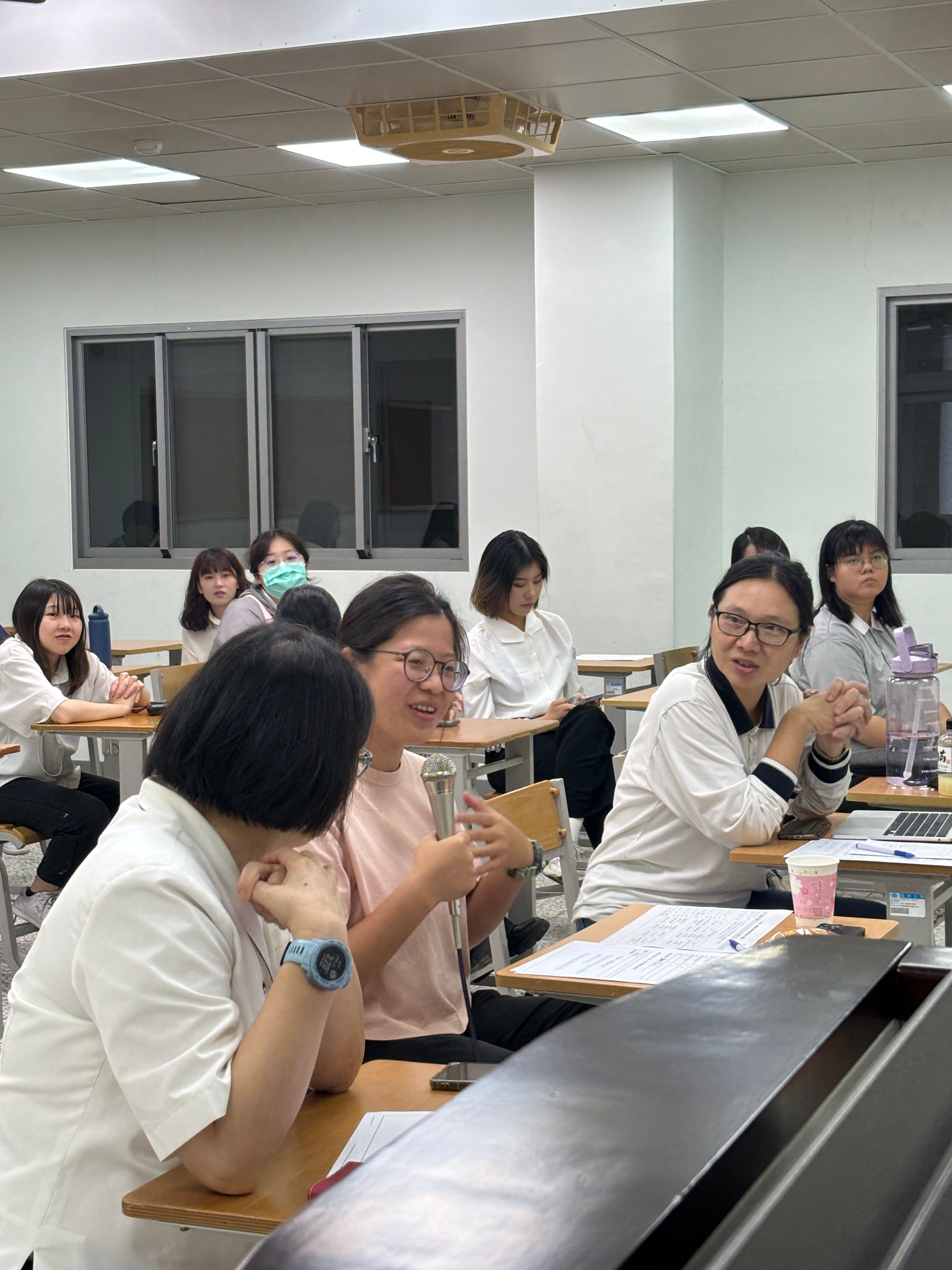 每場皆有3~4位評審,由外聘講師及校內老師組成,為每一位學生的發表回饋與評分。