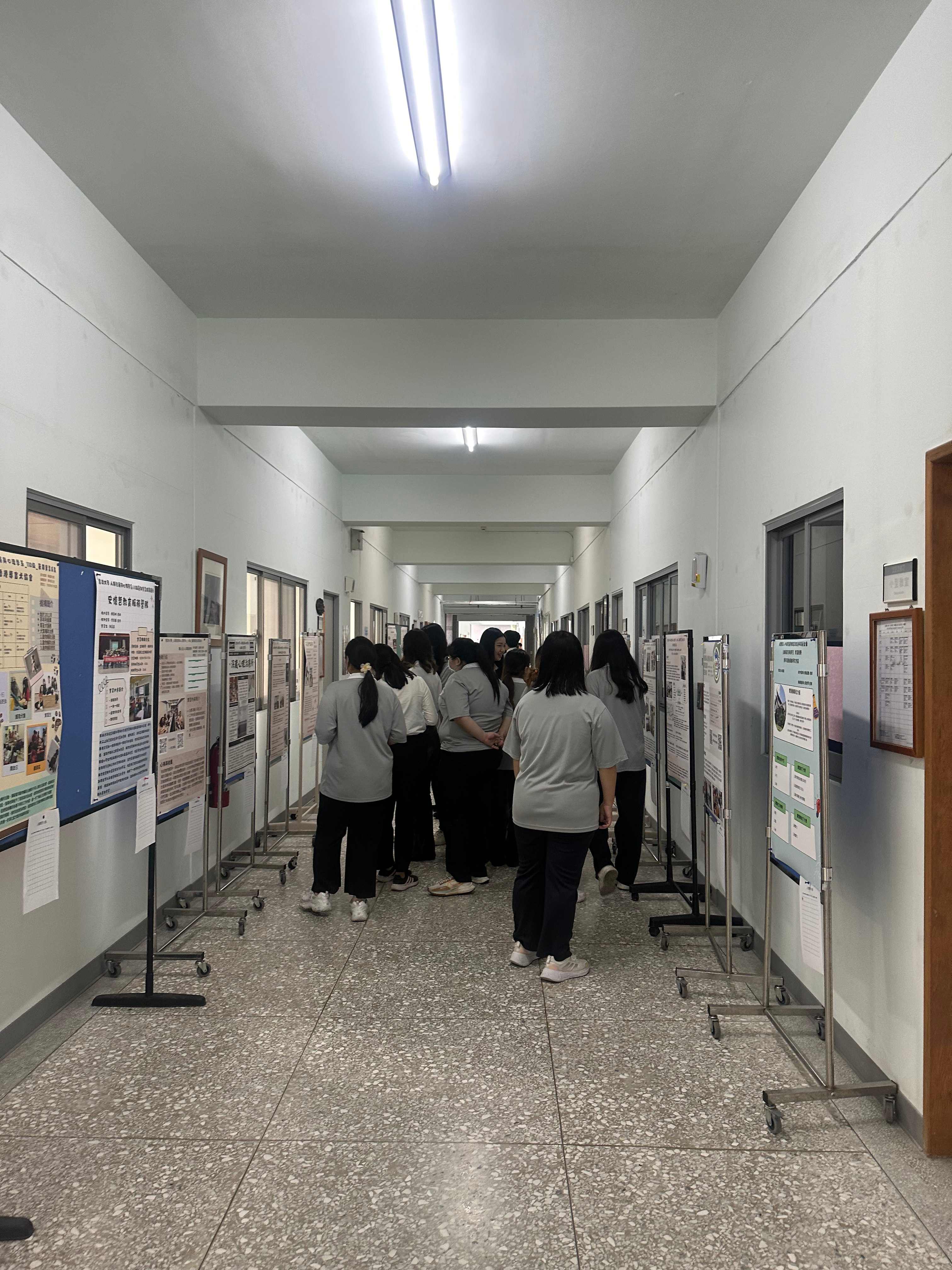 學生們參觀大四學生製作的實習成果海報,並為喜歡的海報投票。