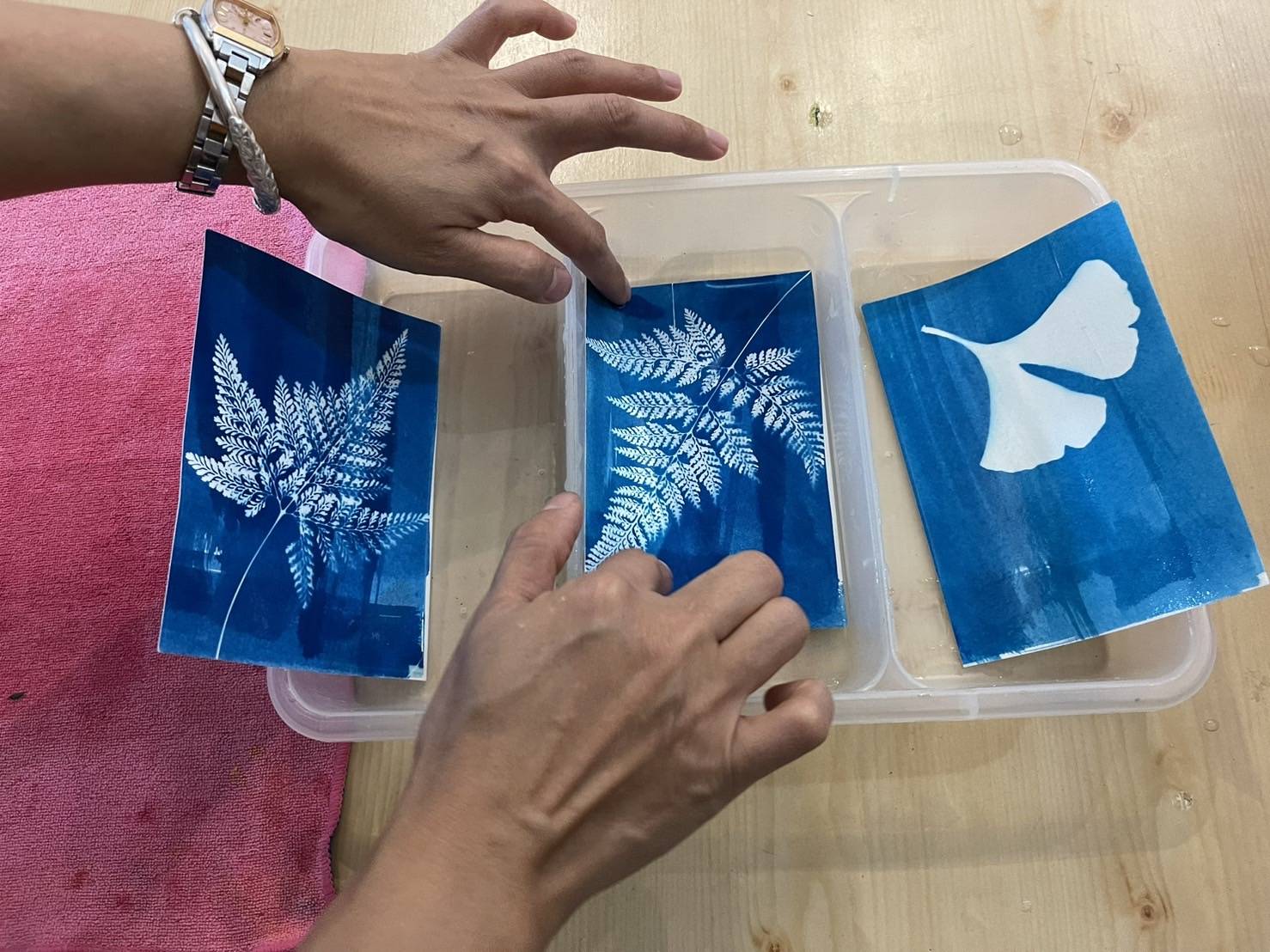 鮮豔又帶有層次感,圖為新住民講師為學員作品加鍍保護層過程。