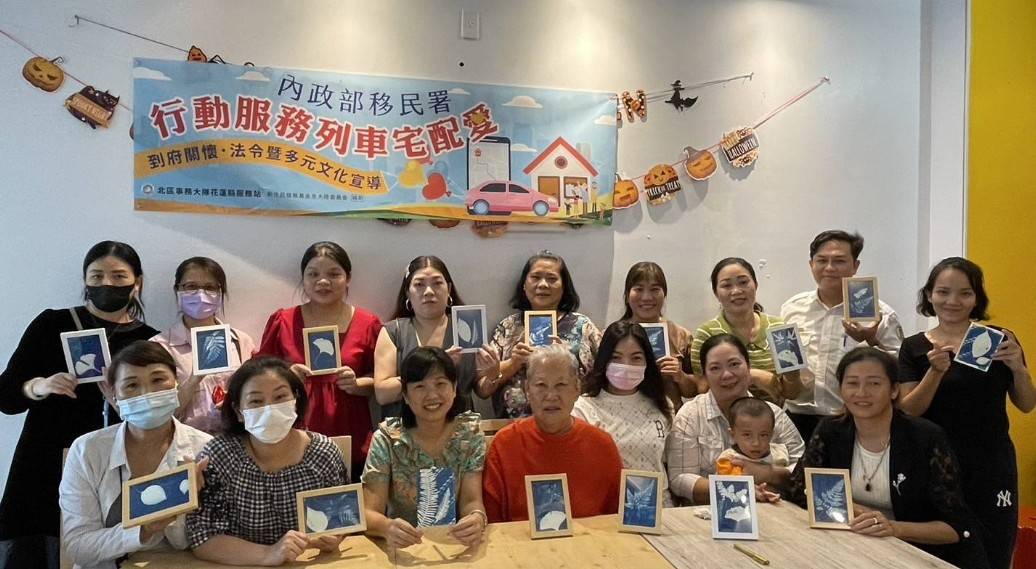 藍色不代表憂傷,而是快樂的創作;大家在完成藝術創作之後開心的合影。