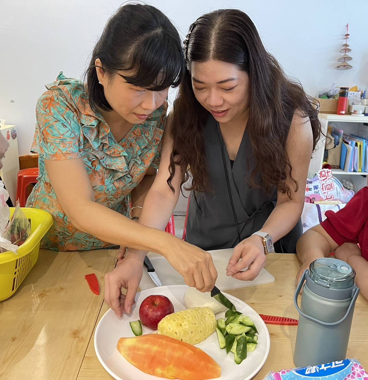 教導新住民學員製作印尼水果沙拉(Rujak)的擺盤技巧。