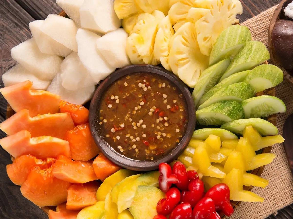 :製作完成後的印尼水果沙拉(Rujak)繽紛又美味,看了忍不住讓人食指大動。