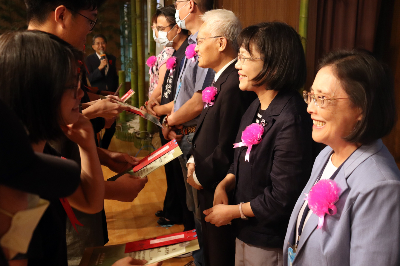 臺北市政府社會局鄭文惠副局長(右二)、臺北市政府教育局楊淑妃專門委員(右一)等人出席活動、勉勵學子,同時肯定慈濟對臺灣弱勢家庭的照顧。