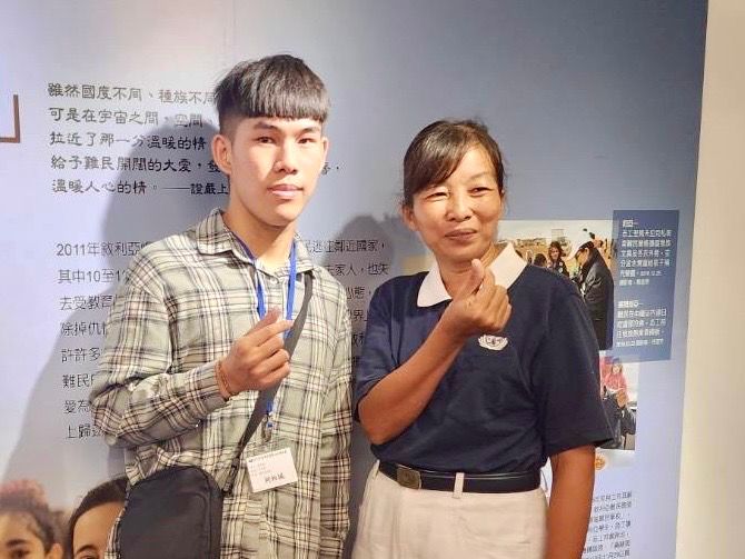 獲獎人柯柏誠同學在長期關懷他們一家的慈濟志工陪伴下，出席領獎。