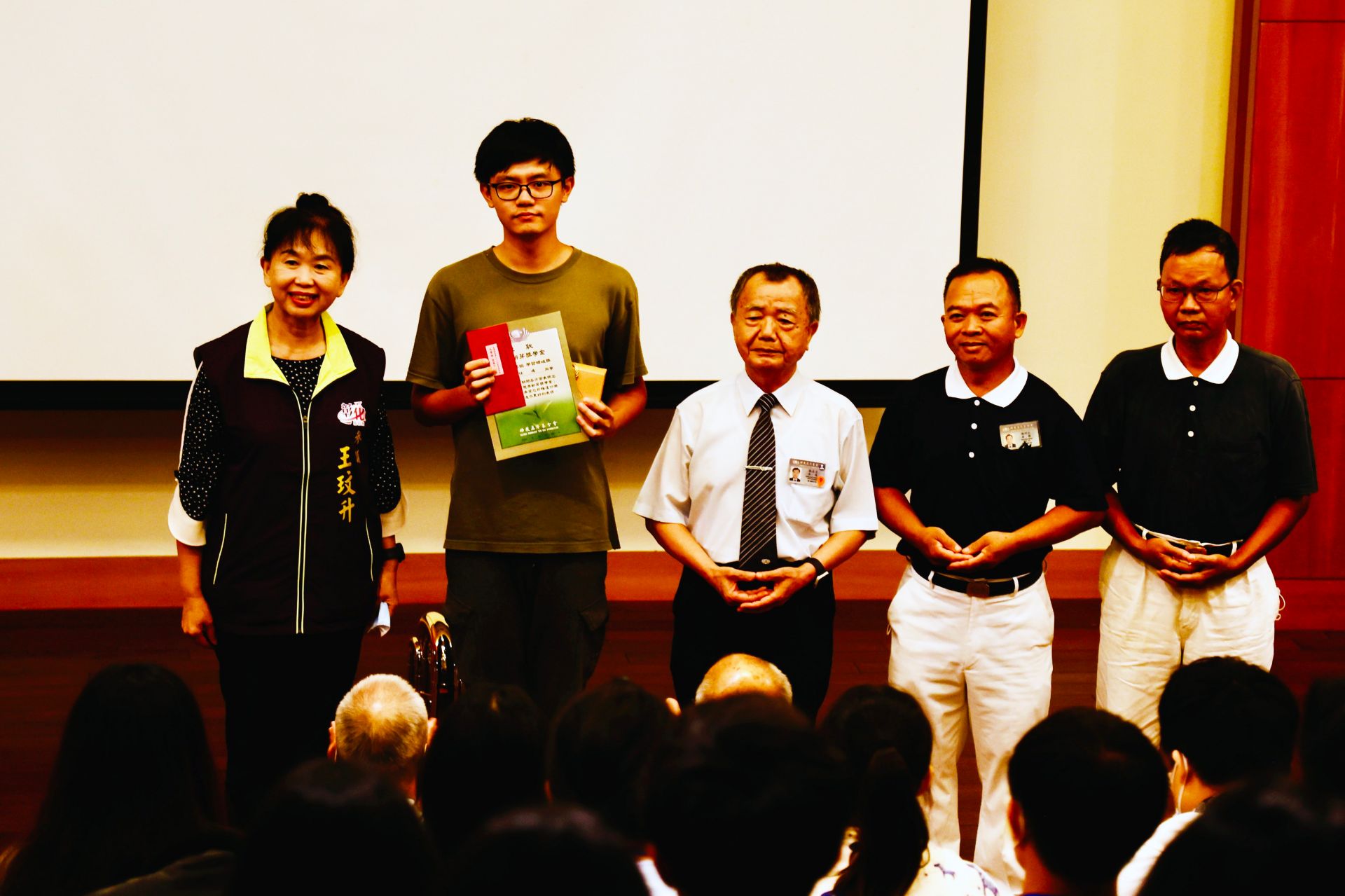 獲獎人施任鴻同學10月26日在新芽獎學金頒獎典禮上台分享與演奏樂器。