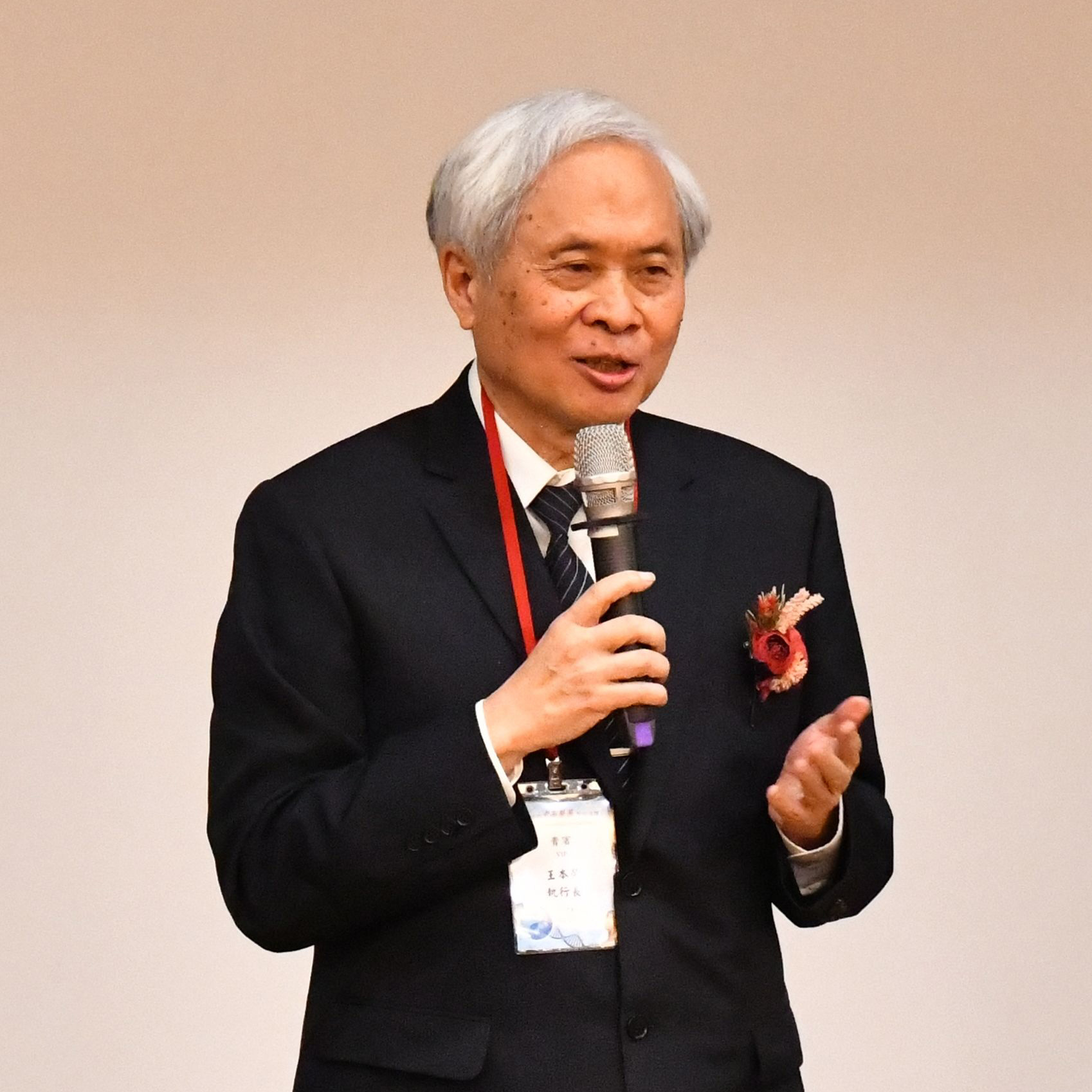慈濟教育法人執行長王本榮致詞祝福。