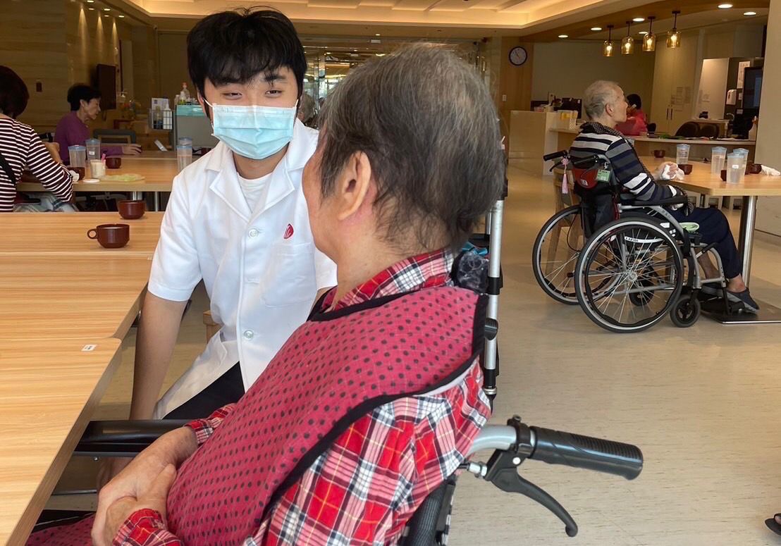 張庭維(左)平日用愛心照顧老人,期許自己能以男丁格爾回饋社會。