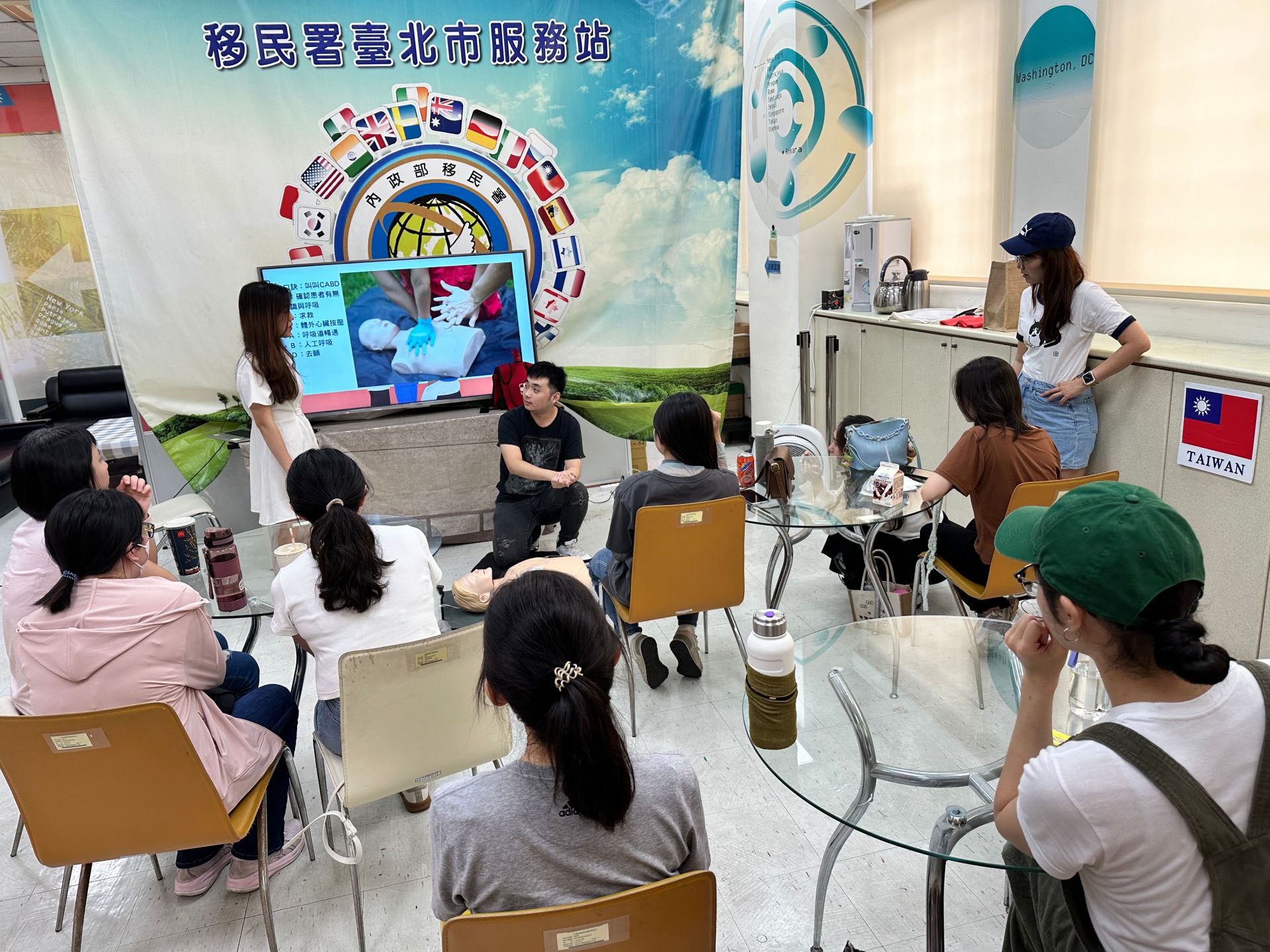 移民署臺北市服務站舉辦新二代親善大使培力課程,請到新二代男護理師張庭維(示範者)教傳授心肺復甦術課程。