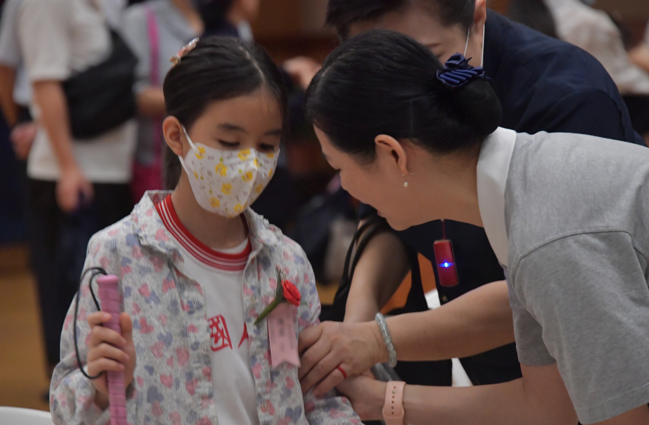 日臺兩地的慈濟志工依舊持續關懷如一家人,一路陪伴陳爸爸、陳媽媽以及陳同學的成長。