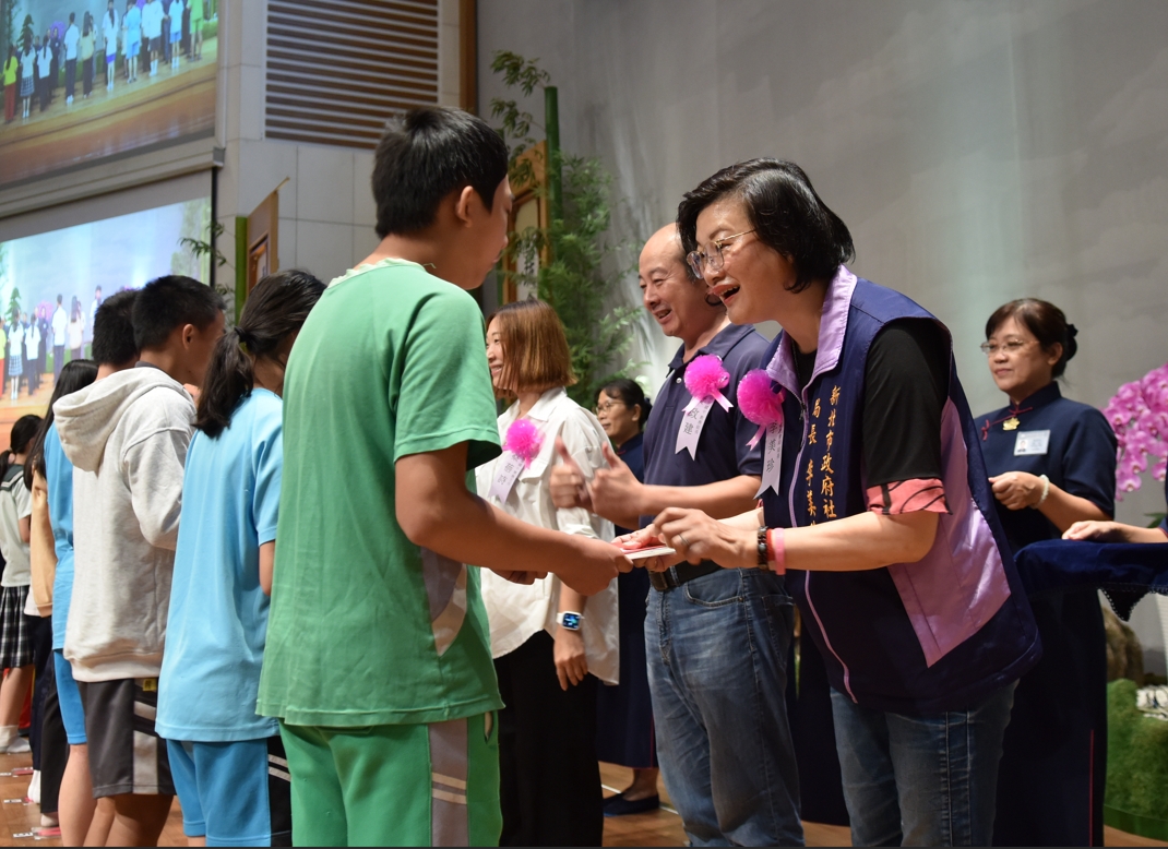 新北市社會局李美珍局長(右一)看到孩子們在臺上受獎有感而發地說:「因為有慈濟人的陪伴,讓受獎同學除了學業優秀的獎項外,在其他方面好的表現也受肯定,對孩子是一個正向的鼓勵」。