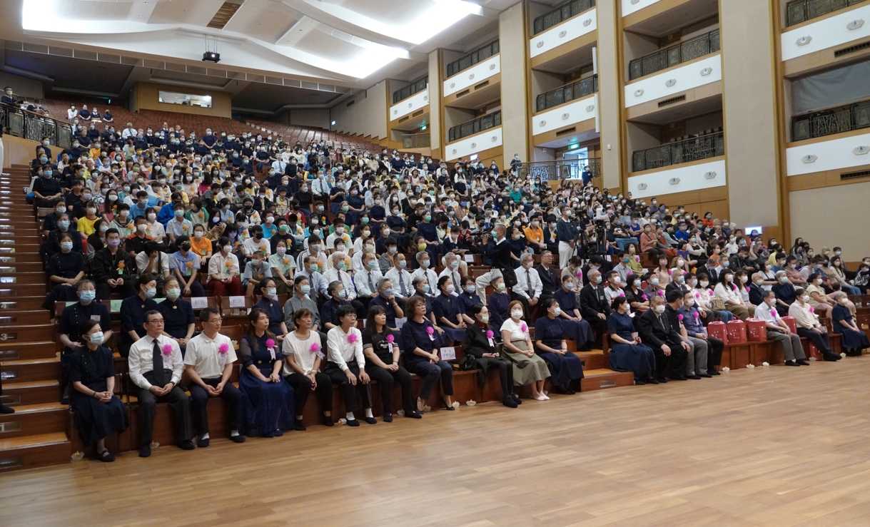2024年慈濟新芽獎學金在各臺各社區道場舉辦頒獎典禮,慈濟板橋園區計有253位優秀學子獲得不同領域的肯定及接受祝福。