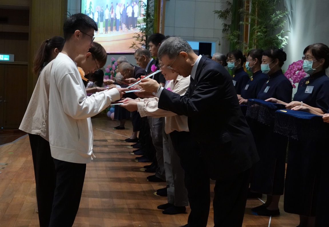 為了鼓勵向學的孩子們,「新芽獎學金」獎項分為學習領域獎、特殊表現獎、全勤獎、孝悌獎及進步獎,用以鼓勵孩子們用心學習。