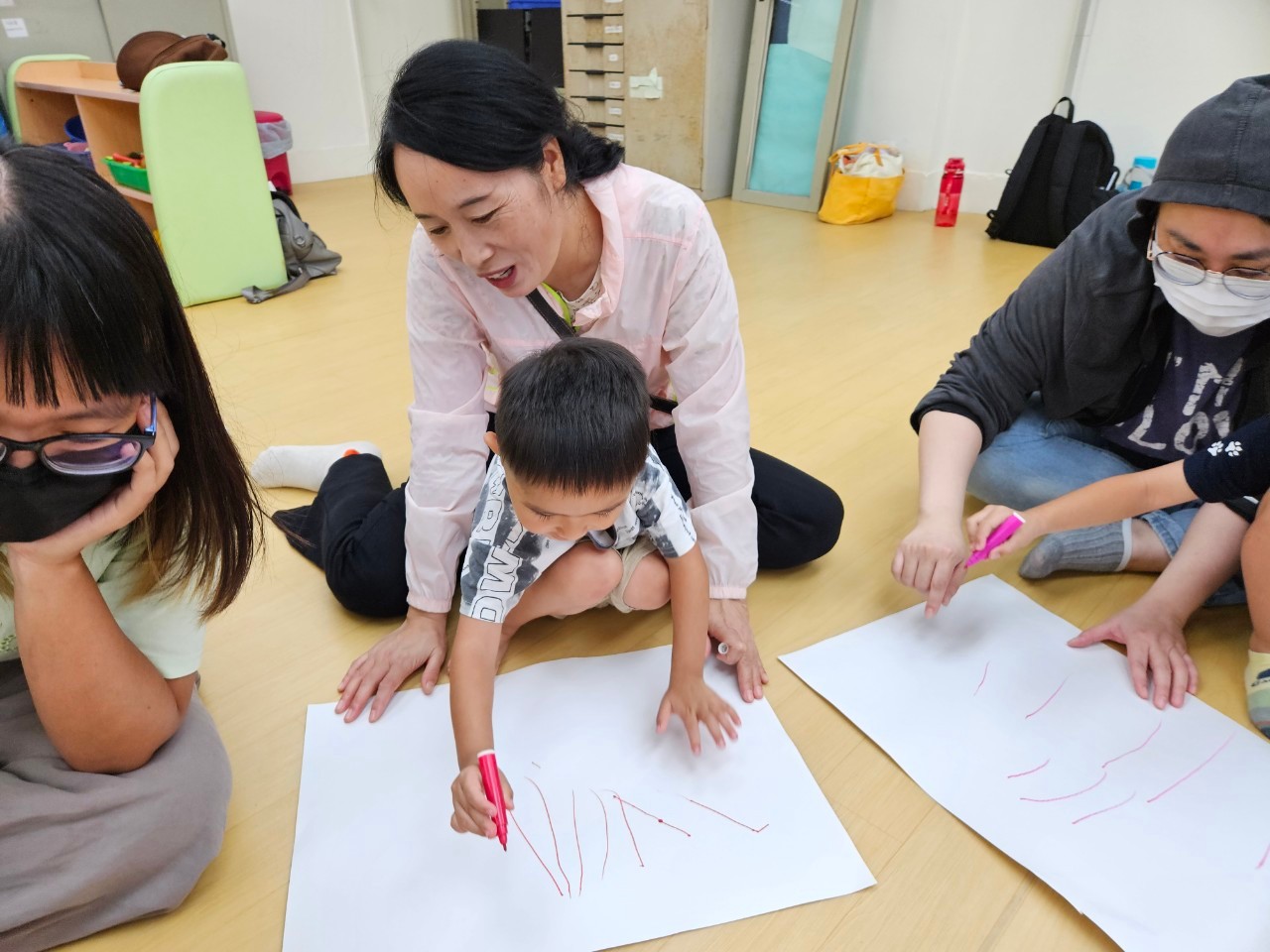 靜態活動讓孩子在畫紙上塗鴉抒發情緒