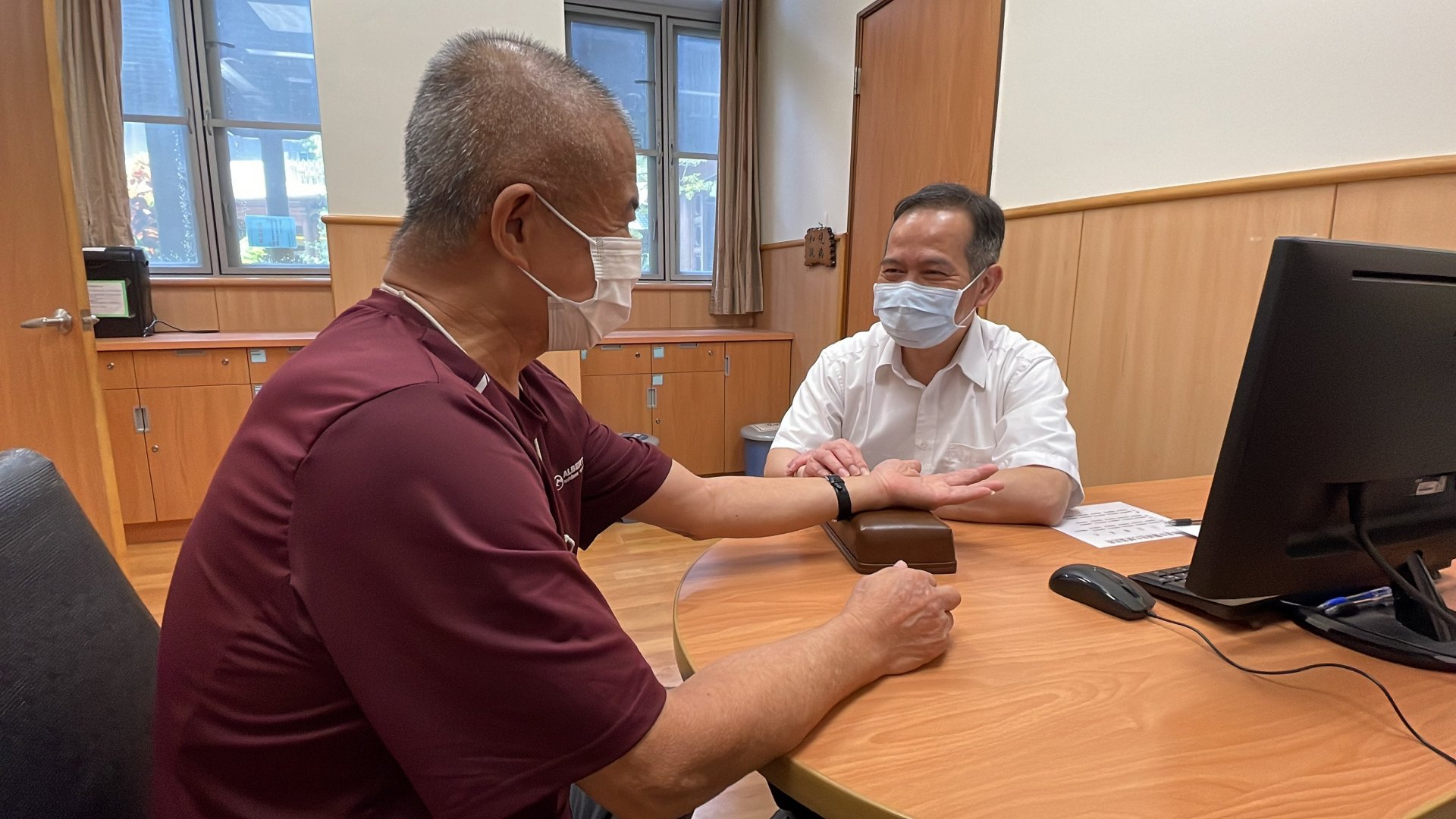 蕭老先生(左)出院一個月後回到黃仲諄主任(右)門診追蹤。