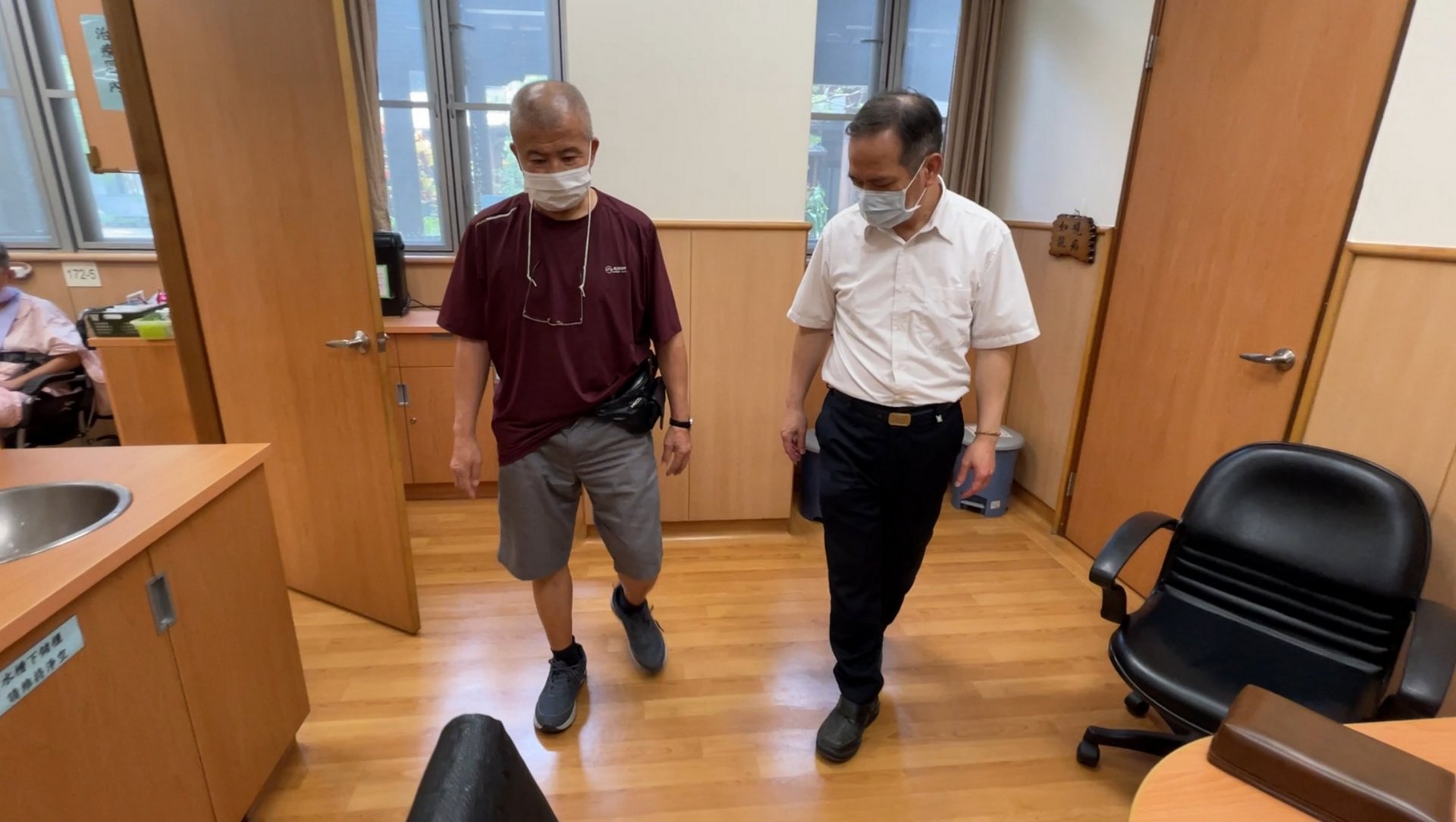 黃仲諄主任測試蕭老先生行走能力,一點都看不出是中風病人。