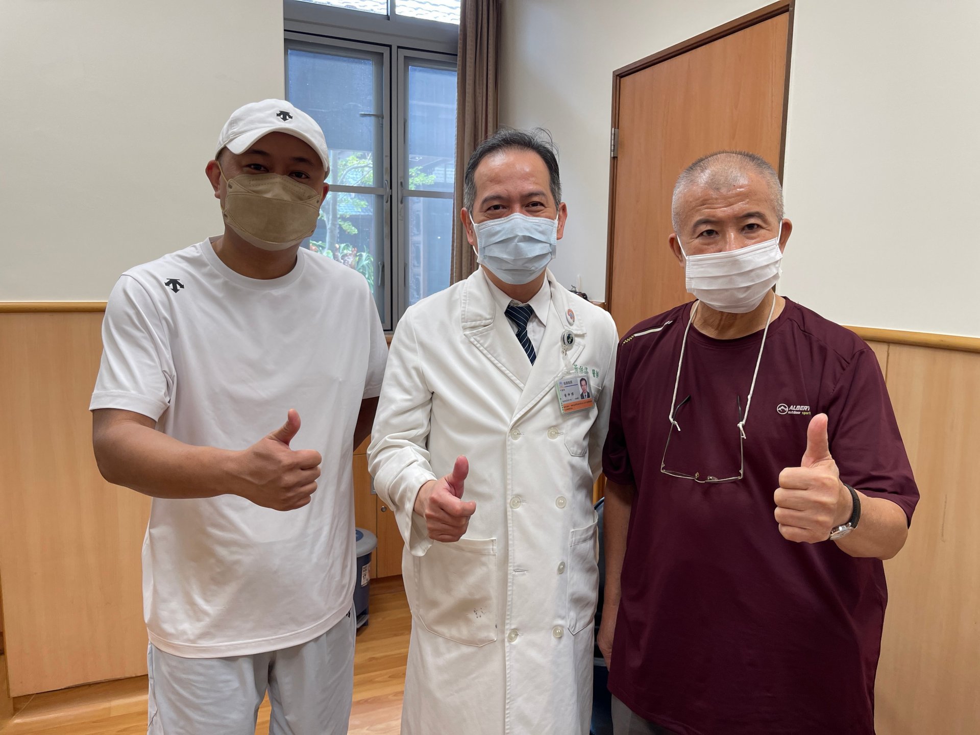 蕭老先生(右一)及兒子(左一)與黃仲諄主任(中)合影。