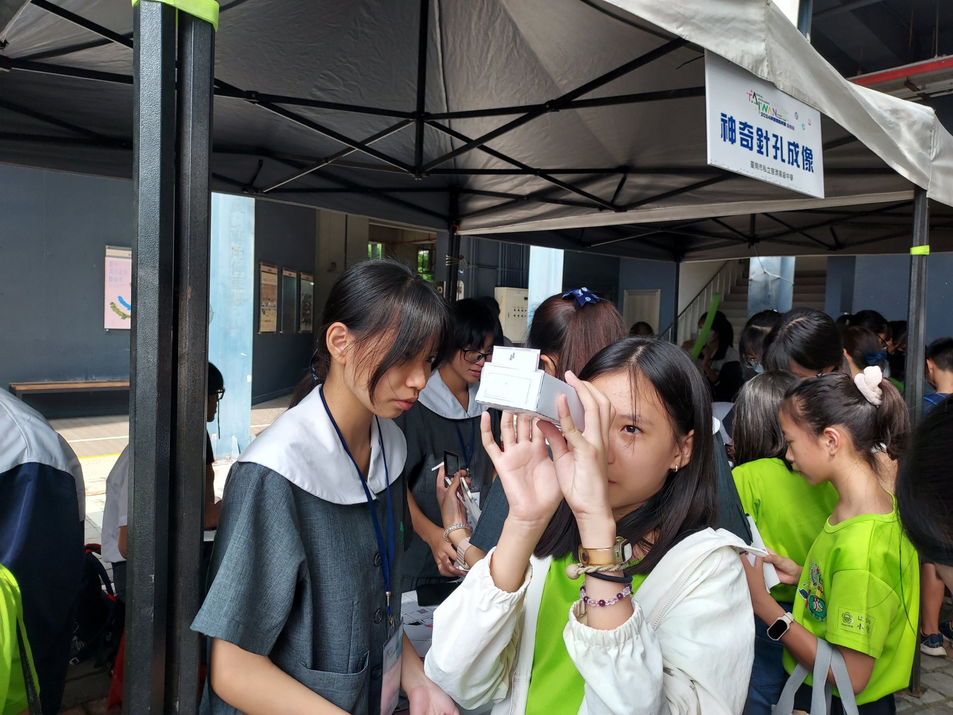 「神奇的針孔成像」是利用光的直進性觀察陽光在紙屏上的成像,吸引學童湧入,準備的素材被一掃而空!