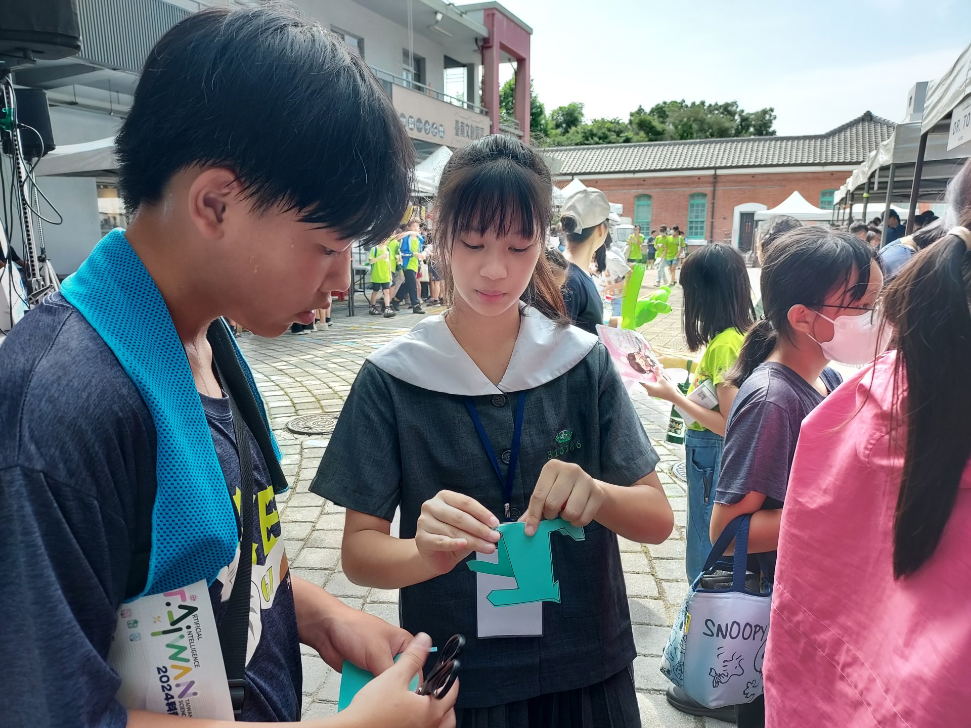高一數理實驗班郭同學耐心地示範平衡鳥的製作原理。