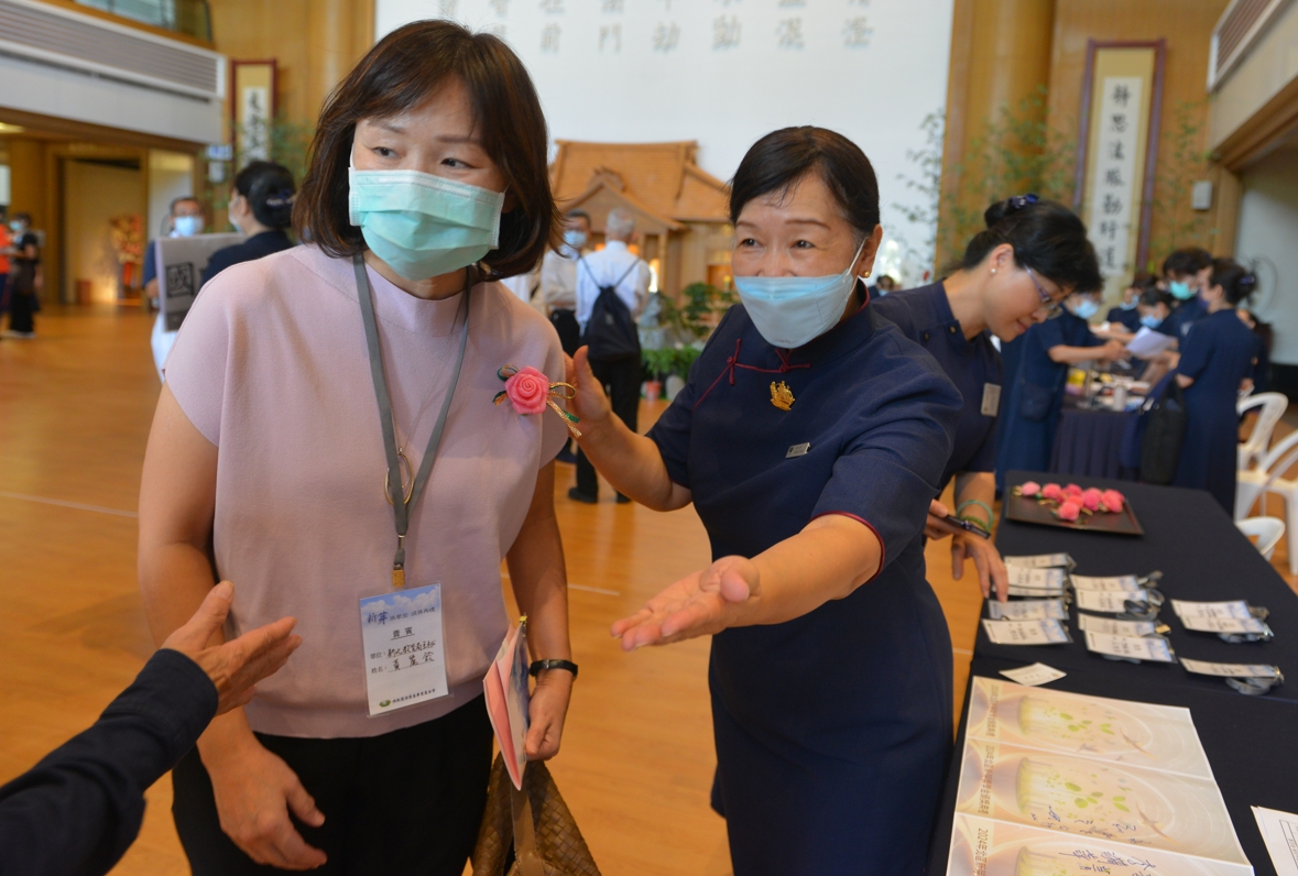 新北市政府教育局主秘黃麗玲(左)表示,慈濟舉辦新芽獎學金頒獎典禮非常感動、非常有意義。