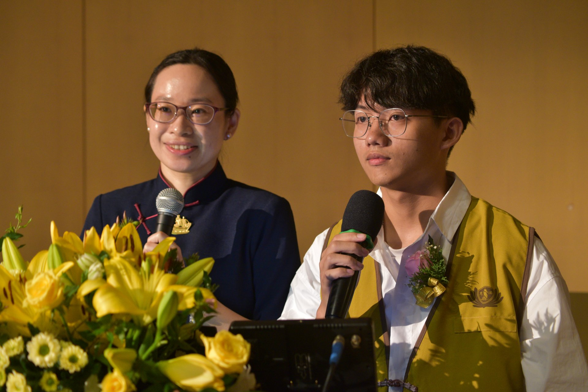 就讀大學的昭榮是今天的受獎者,也跟慈濟志工邱奕君一起擔任司儀為大家服務。