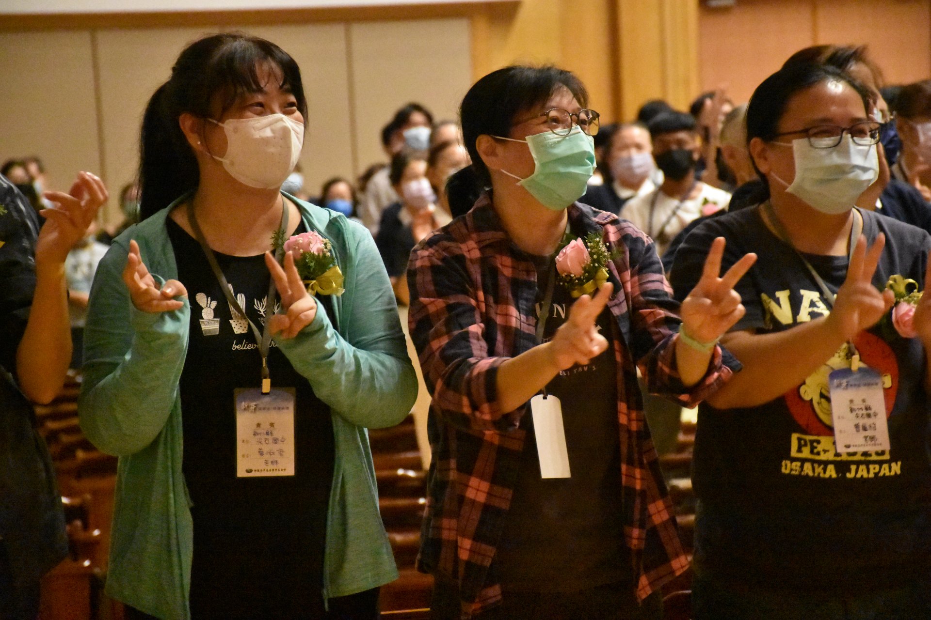 許多位師長也親自到場位得獎學子們獻上祝福