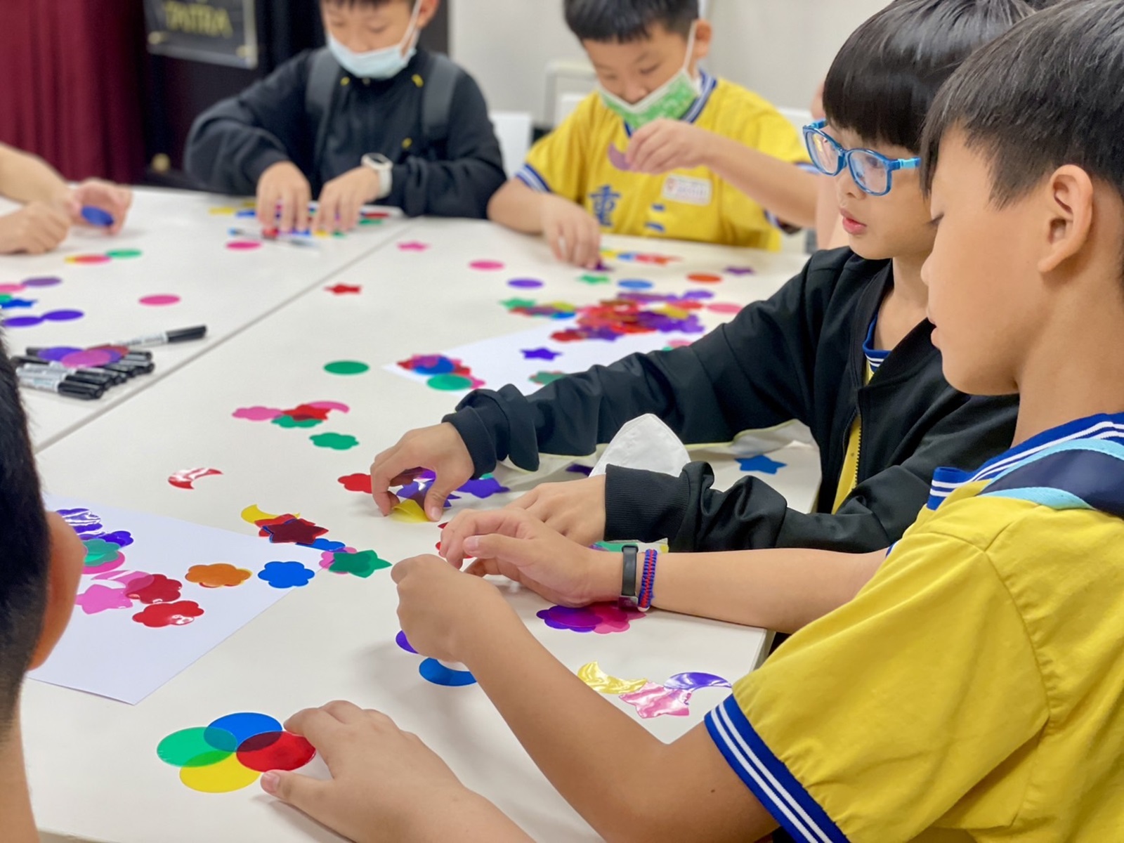 二重國小學生進行DIY創作。