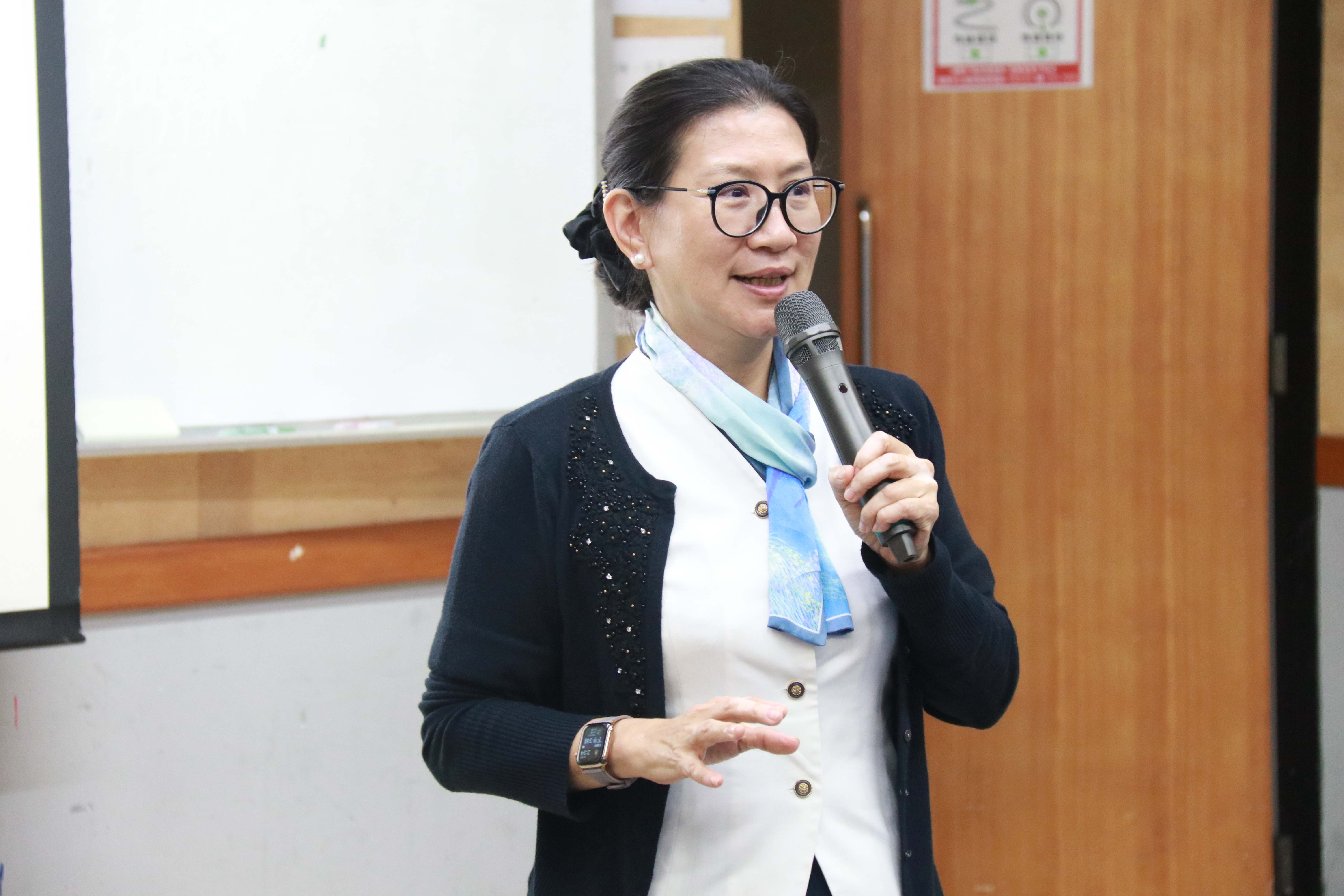 生涯發展中心主任謝麗華鼓勵學子們珍惜機會,也許因為參與一次活動,就能為人生帶來改變。