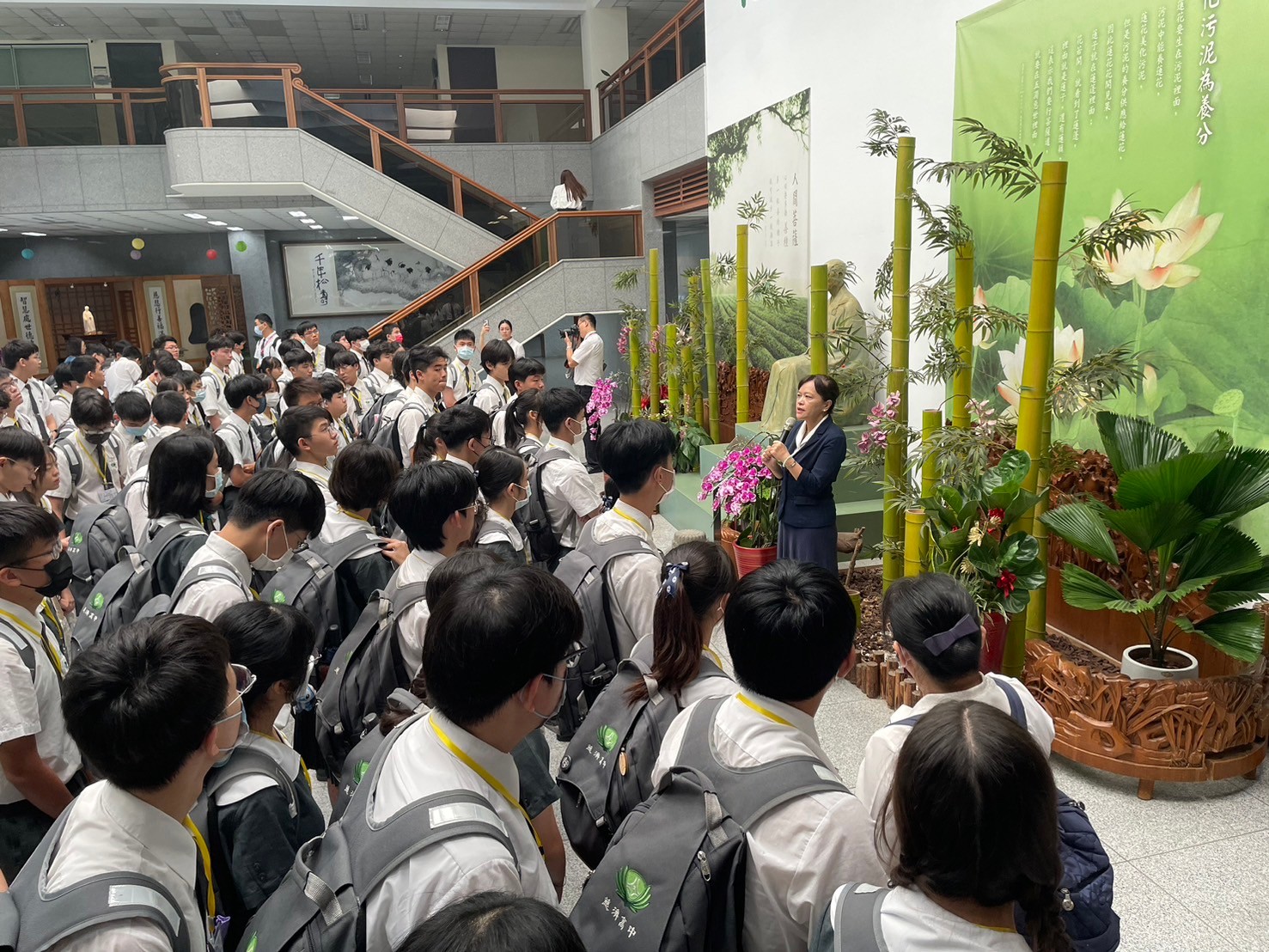 慈濟大學劉怡均校長親自迎接、歡迎臺南慈中師生到校參訪。