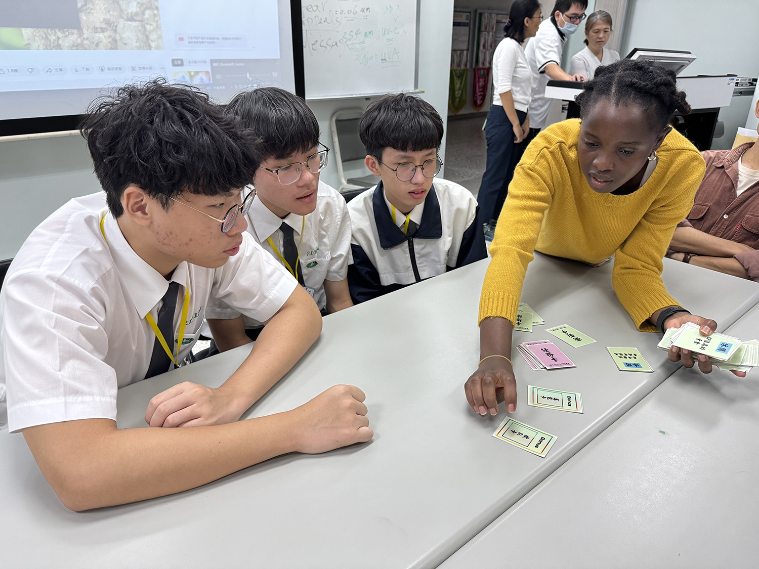 同學在慈大公共衛生學系的學姐陪伴下體驗桌遊。