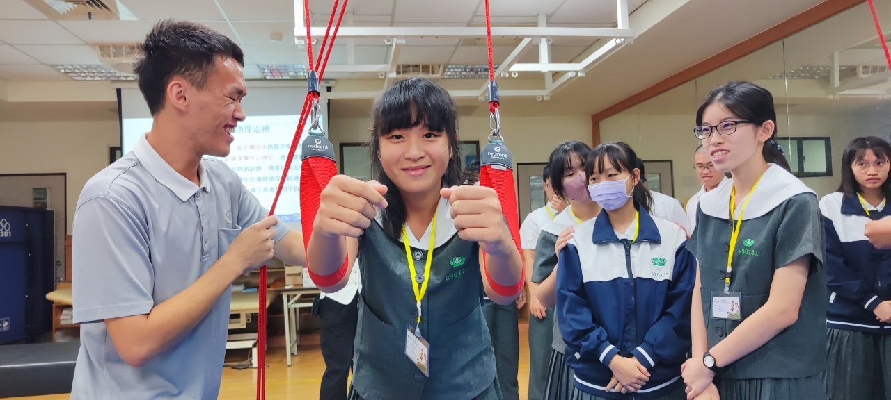 同學在慈大學長協助下體驗物理治療學系的教學設備。