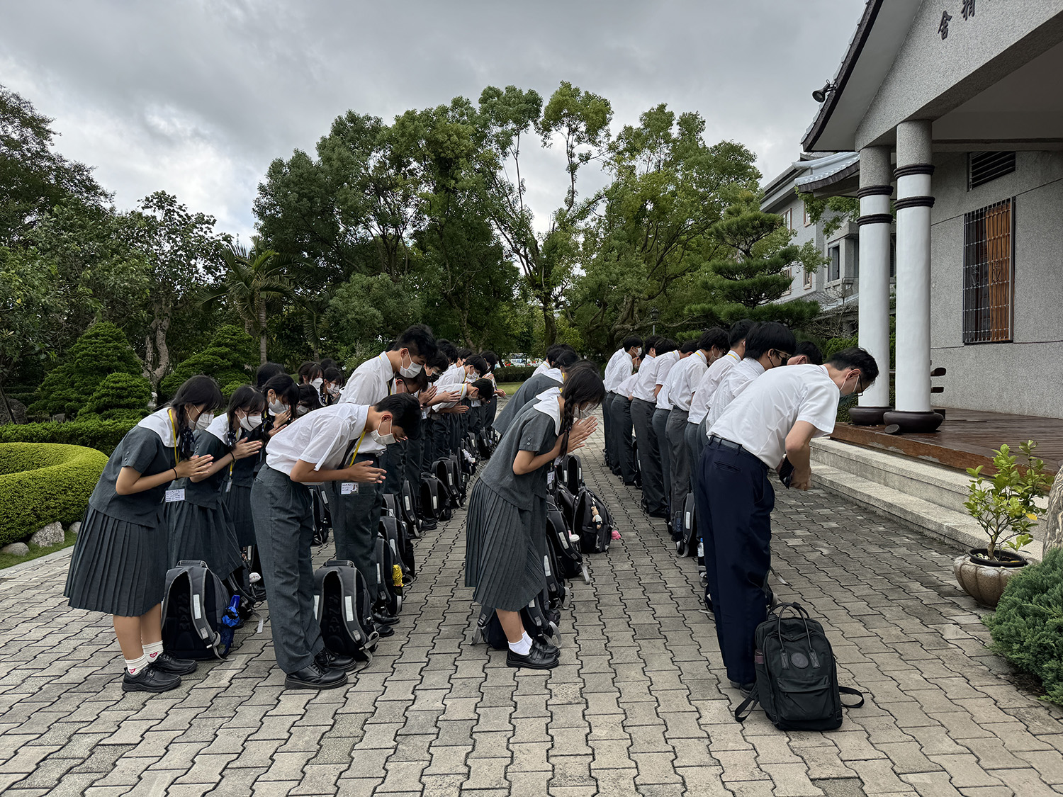 學務處游棋竹主任帶領高二同學向靜思精舍大殿佛陀及上人行三問訊禮。